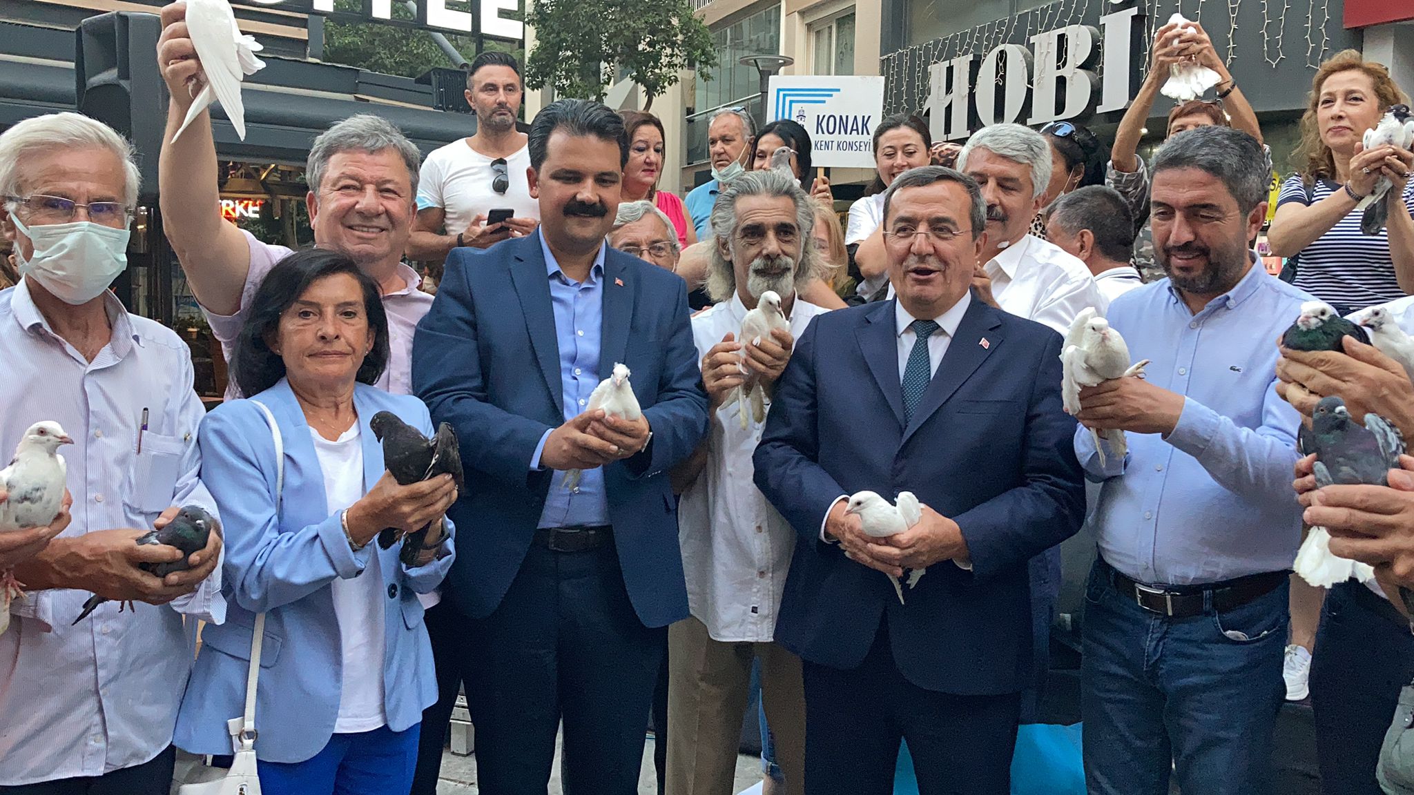 Alsancak’ta barış güvercinleri özgürlük için uçtu: “Her türlü ötekileştirmeye hayır diyoruz”