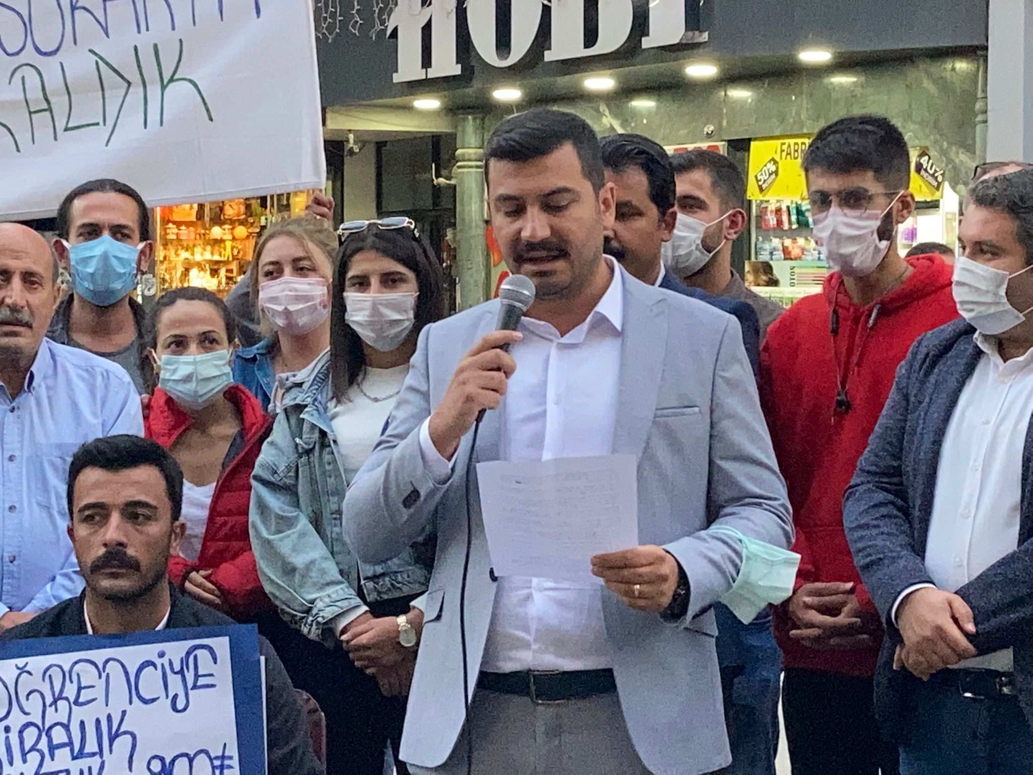 CHP’li Uslu, hükümete seslendi: “Siz sınıfta, öğrenciler sokakta kaldı!”