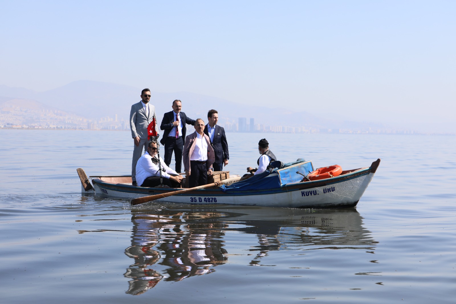 AK Partili Sürekli’den sert eleştiri: “Kapısının önünü süpüremeyen Soyer, Gediz’e sığındı!”