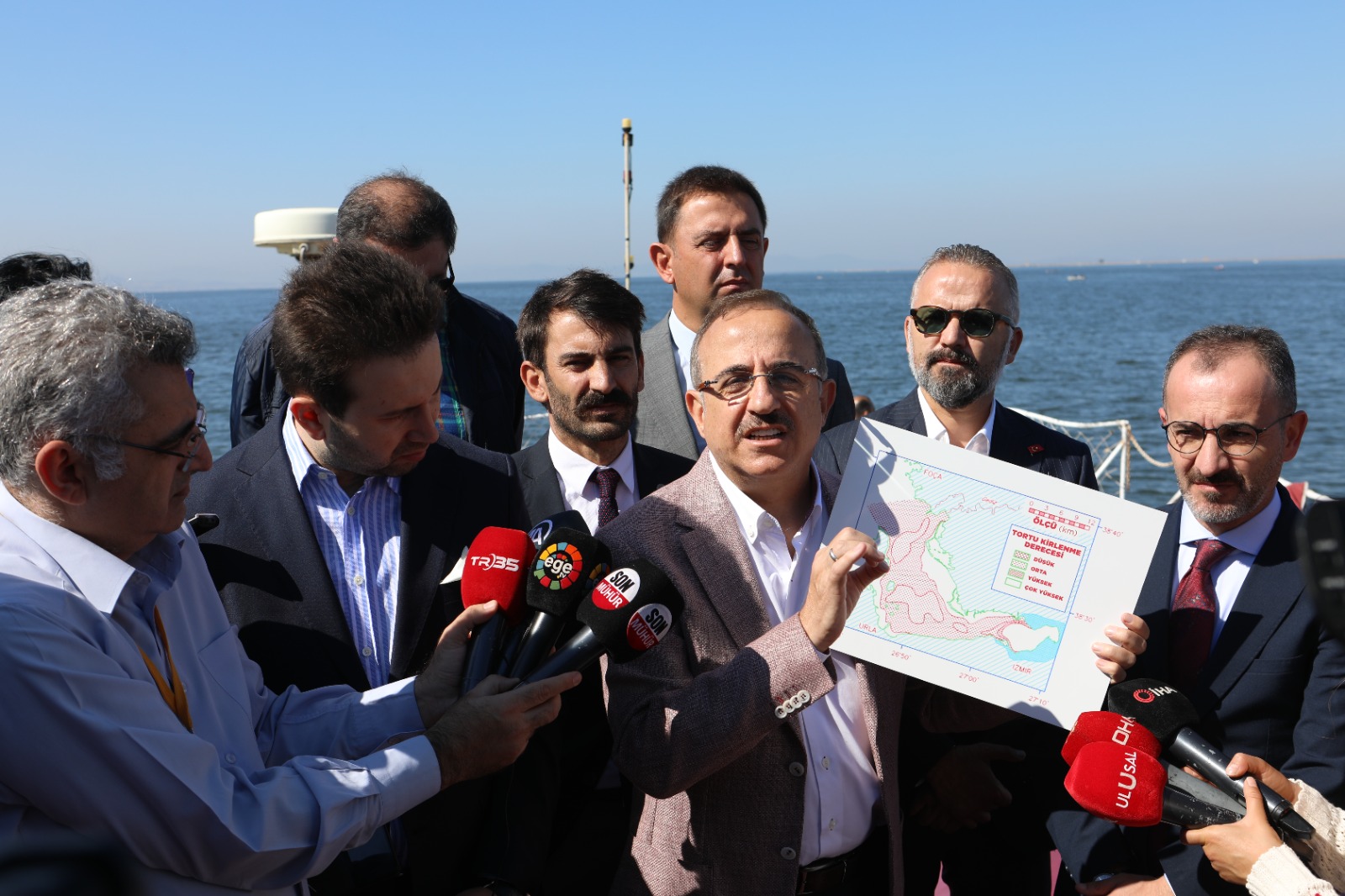 AK Partili Sürekli’den sert eleştiri: “Kapısının önünü süpüremeyen Soyer, Gediz’e sığındı!”