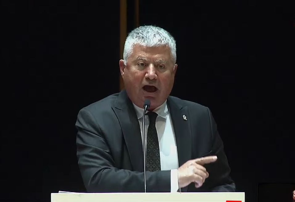 AK Partili Boztepe ve CHP'li Özuslu karşı karşıya geldi: "Başkan ikide bir sözümü kesip durma!"