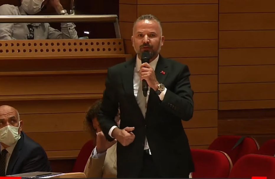 AK Partili Boztepe ve CHP'li Özuslu karşı karşıya geldi: "Başkan ikide bir sözümü kesip durma!"