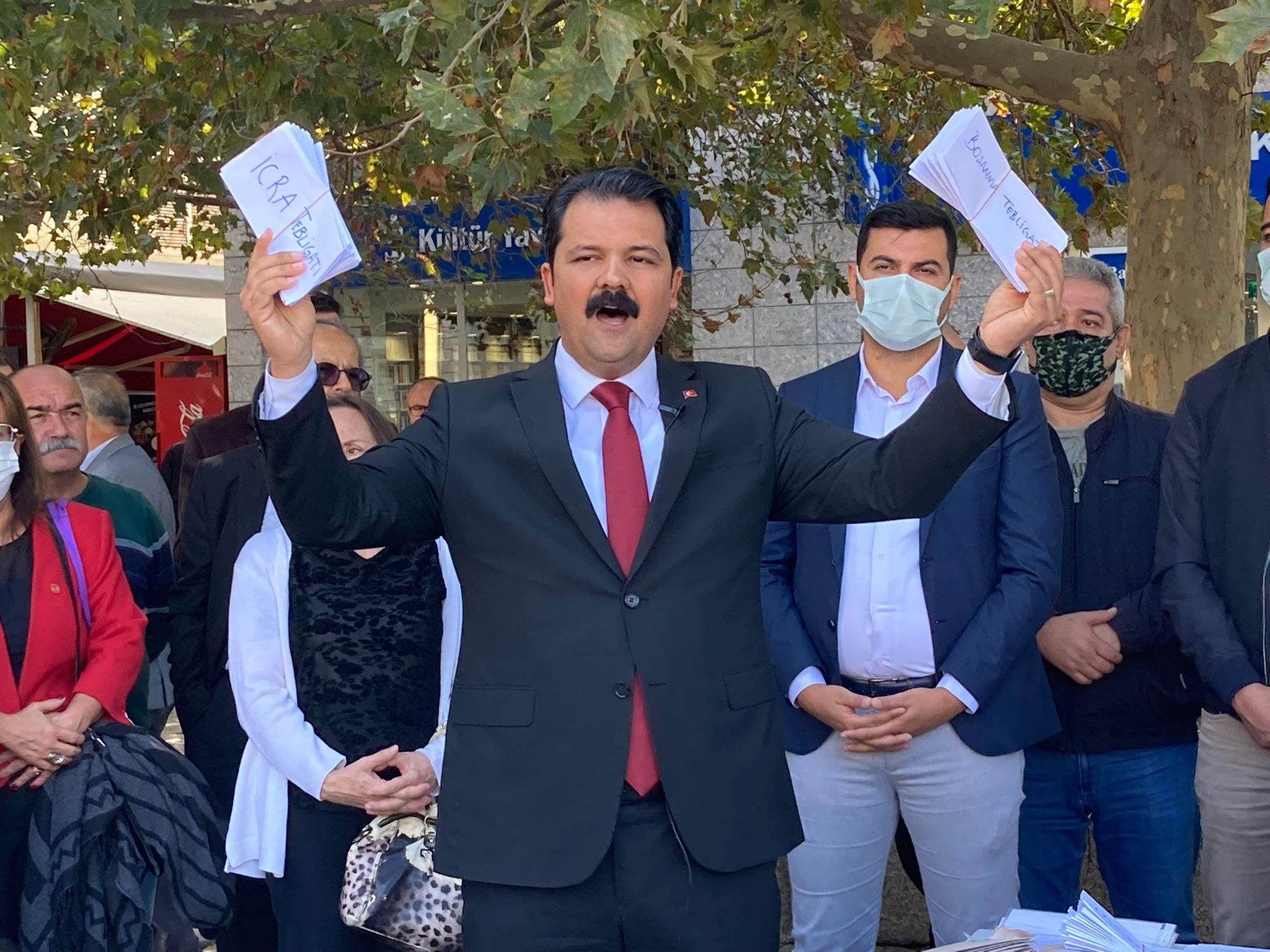 CHP Konak’tan tiyatral açıklama: “Muhtarlık Kanunu çıkaracağız!”