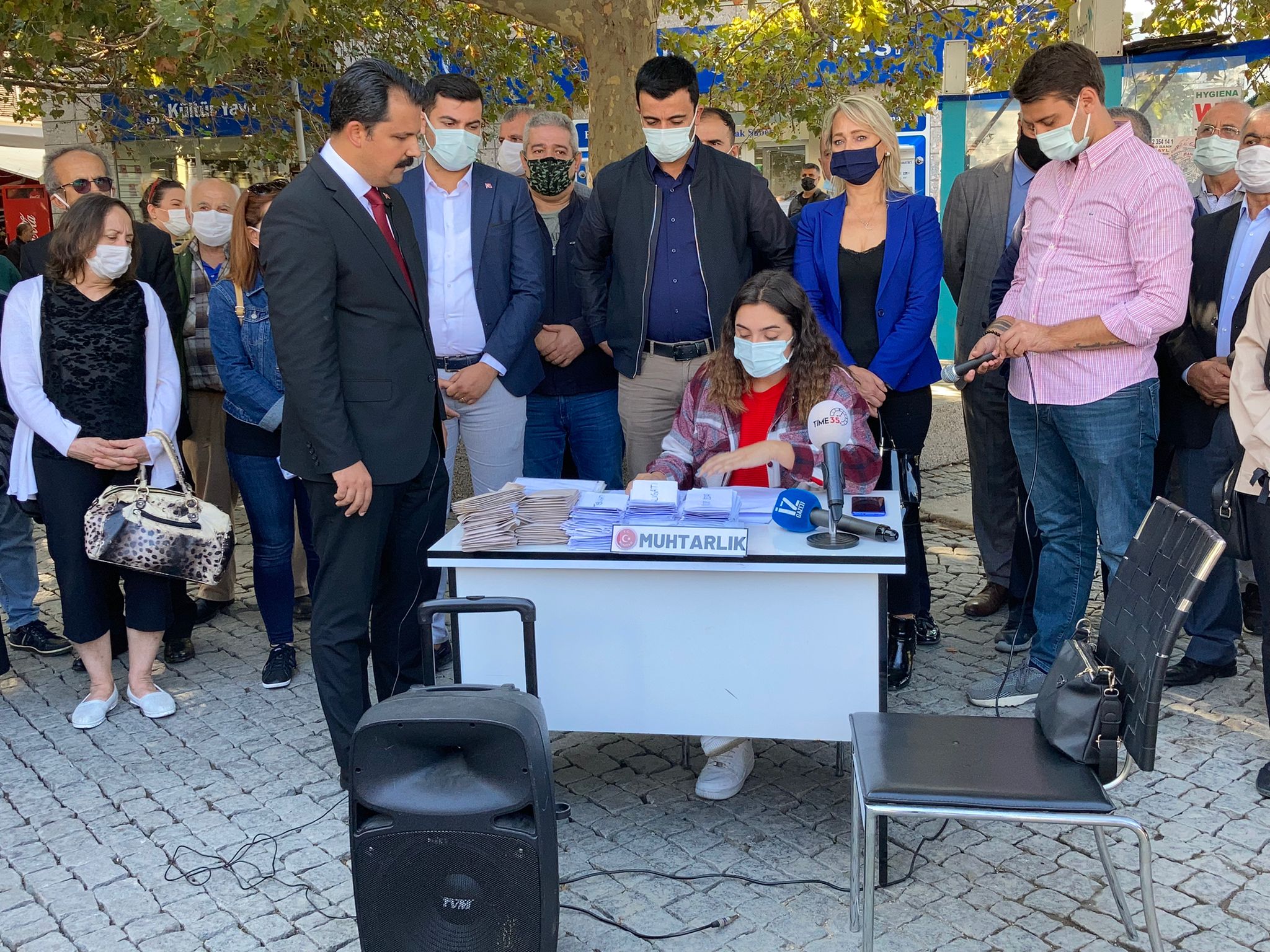 CHP Konak’tan tiyatral açıklama: “Muhtarlık Kanunu çıkaracağız!”
