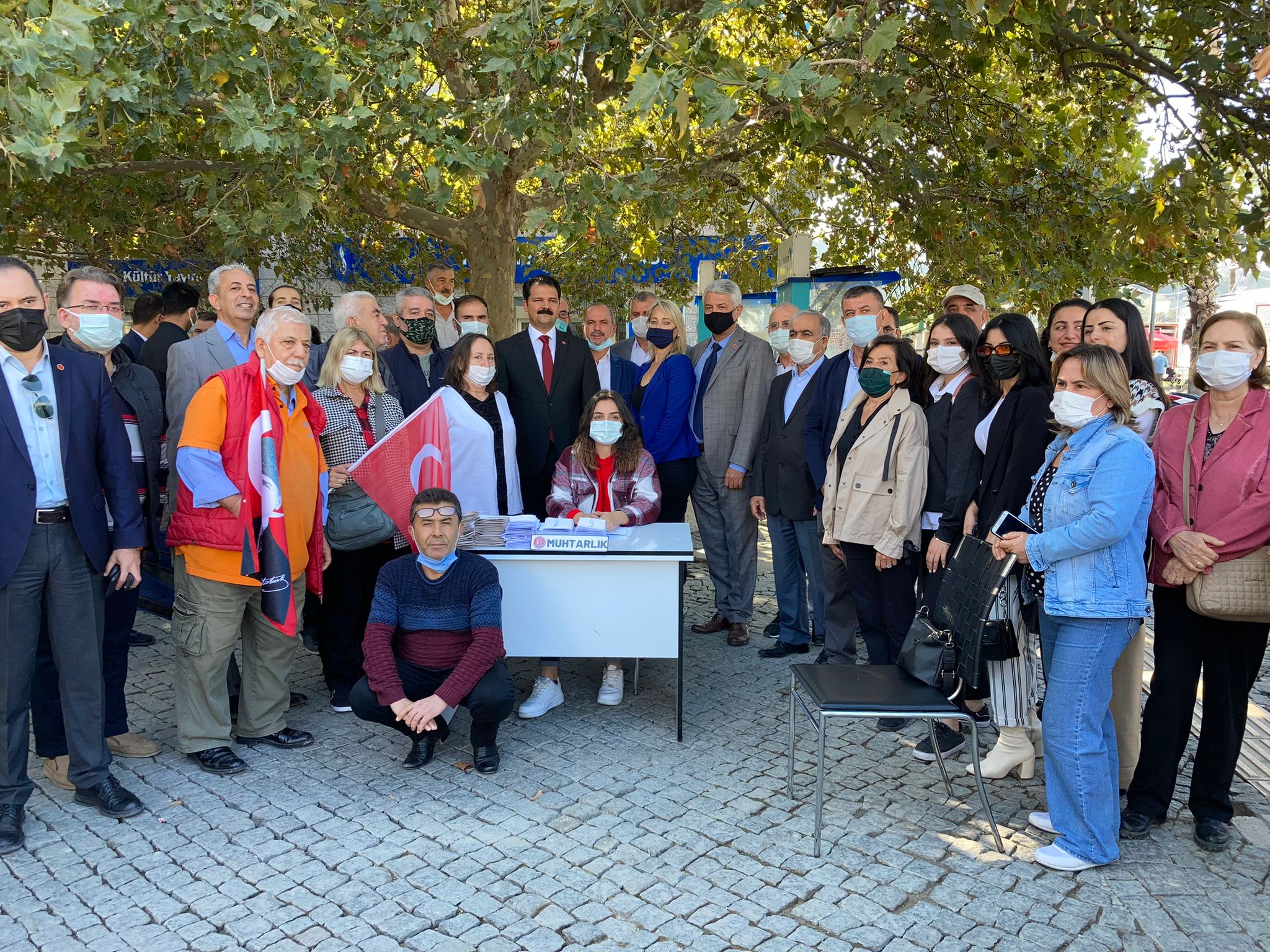 CHP Konak’tan tiyatral açıklama: “Muhtarlık Kanunu çıkaracağız!”
