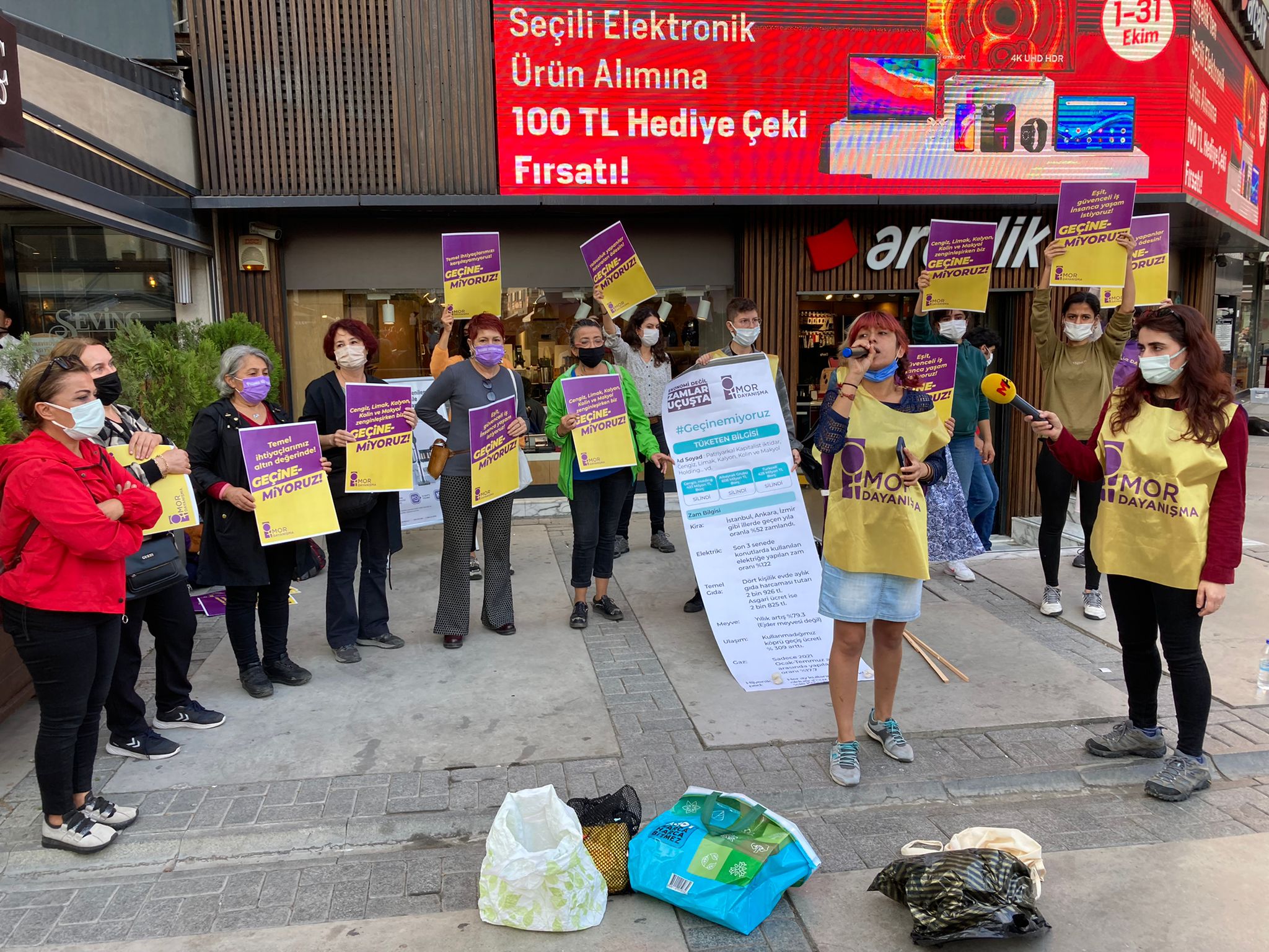 Mor Dayanışma'nın zam eylemine bir esnaf tepki verdi: Kadınların hem üzerine yürüdü hem tehdit etti!