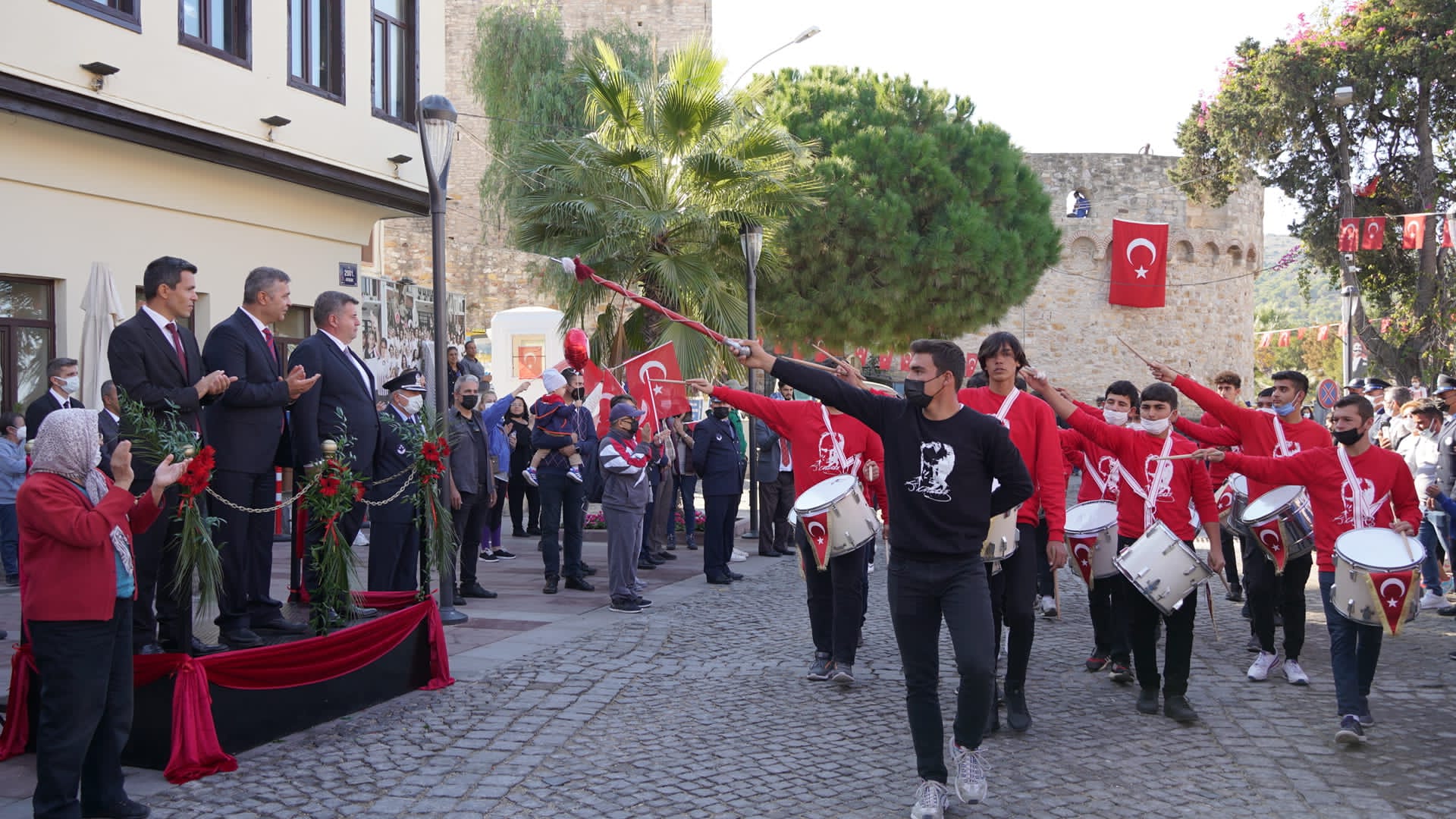Çeşmeliler Cumhuriyet Bayramı’nı Pinhani ile kutladı