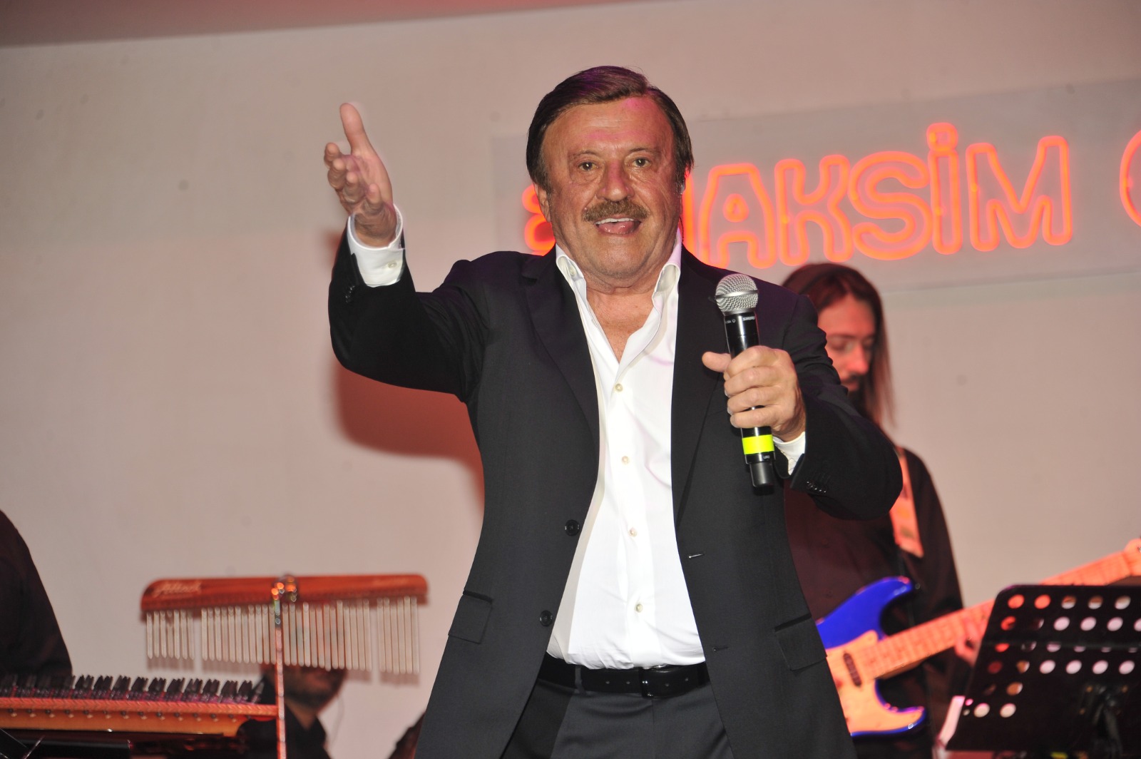 Ada Maksim'de yıldızlar geçidi sürüyor
