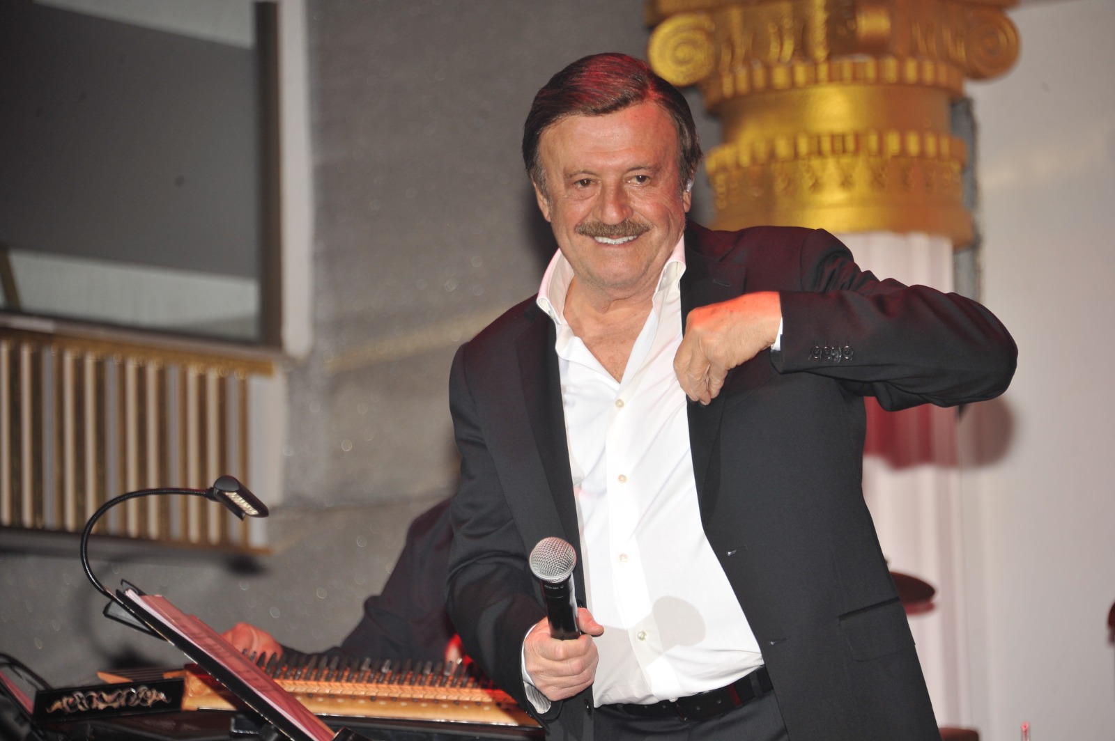 Ada Maksim'de yıldızlar geçidi sürüyor