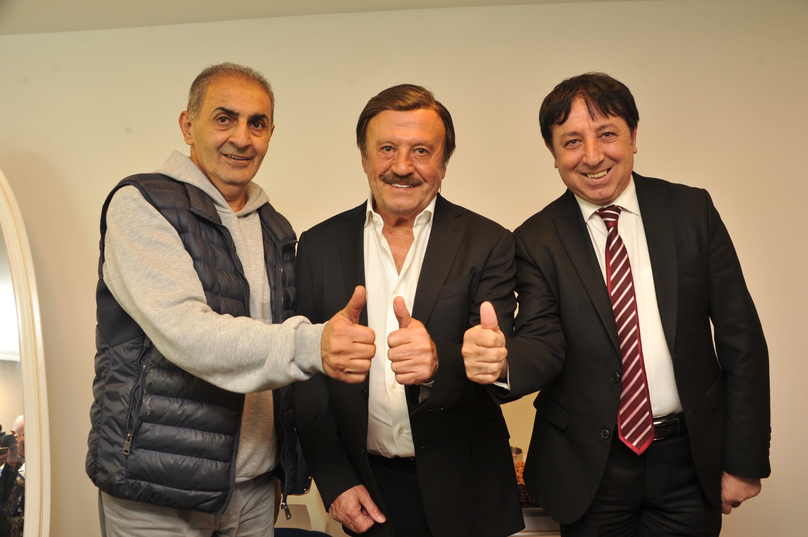 Ada Maksim'de yıldızlar geçidi sürüyor