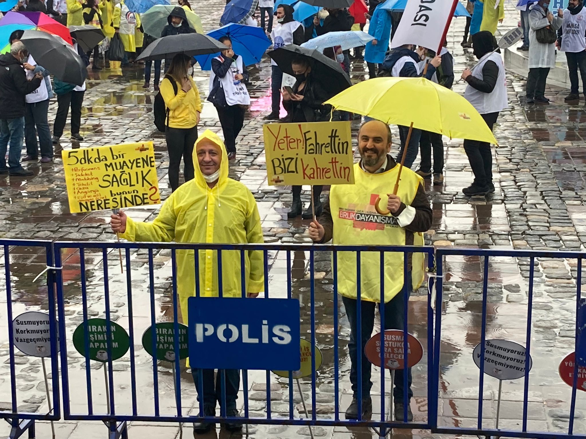 İzmir Sağlık Platformu, zorlu hava şartlarına rağmen toplandı: Karanlığa geçit yok emekçiler burada!