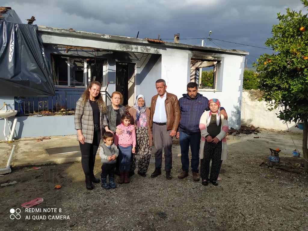 CHP İzmir Kadın Kolları’ndan geçmiş olsun ziyareti: Evi yanan ailenin ihtiyaçları tespit edildi