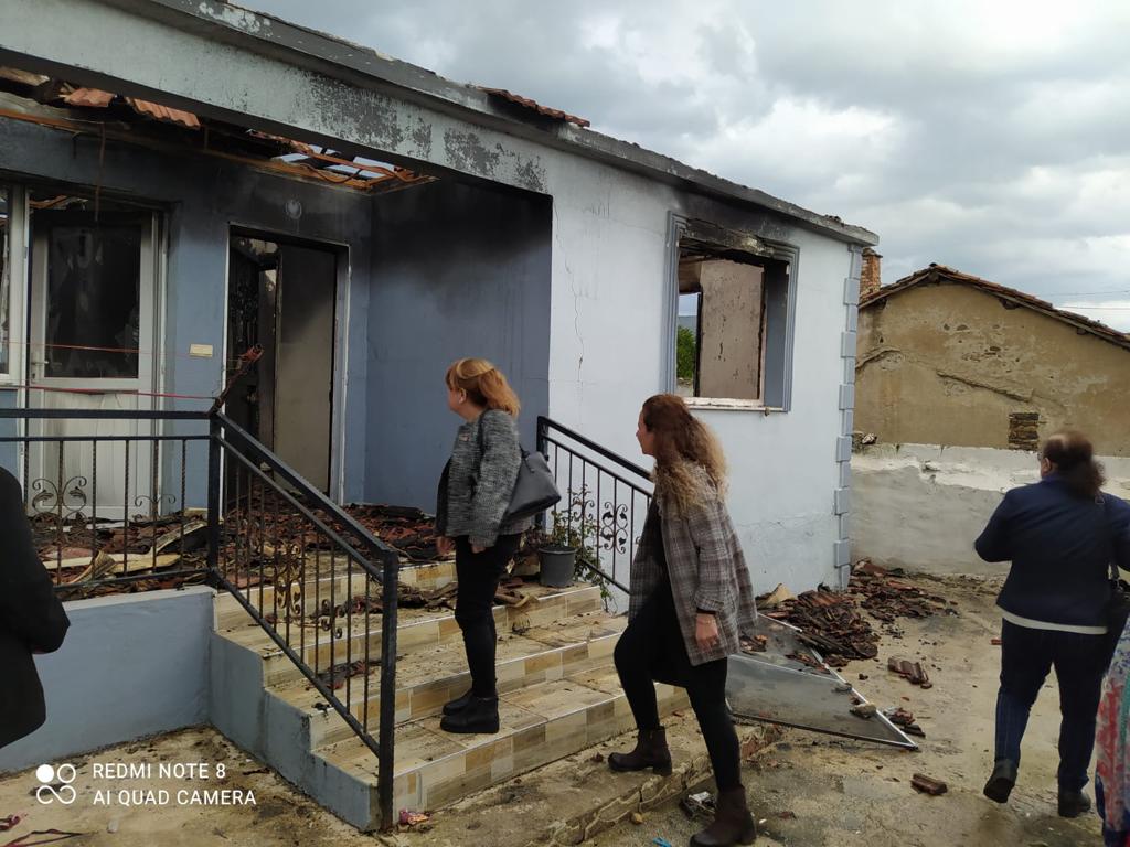 CHP İzmir Kadın Kolları’ndan geçmiş olsun ziyareti: Evi yanan ailenin ihtiyaçları tespit edildi