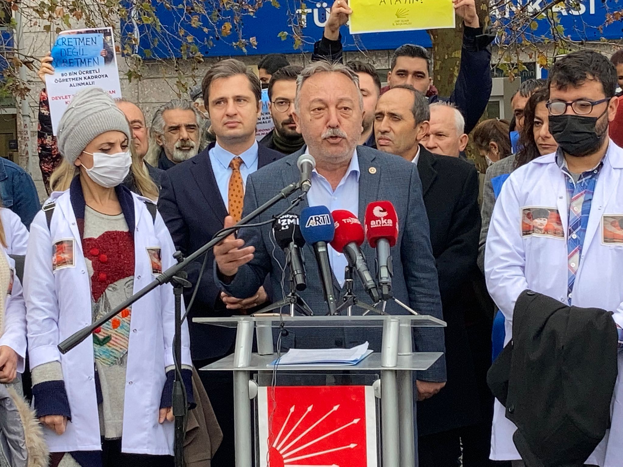 CHP İzmir Örgütü atanamayan öğretmenlere sahip çıktı: “Bu işlerin düzelmesi dua ile olmaz!”