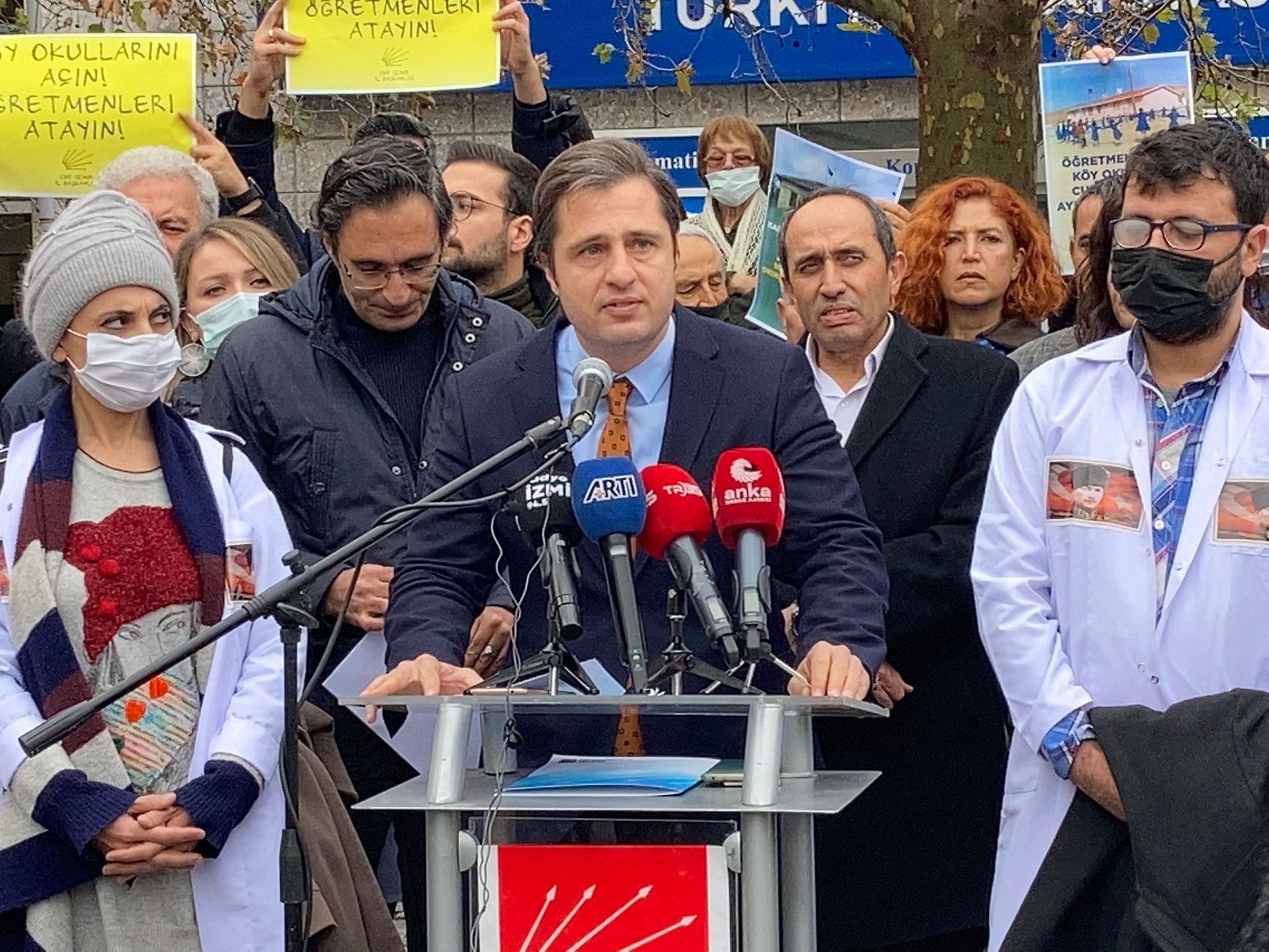 CHP İzmir Örgütü atanamayan öğretmenlere sahip çıktı: “Bu işlerin düzelmesi dua ile olmaz!”