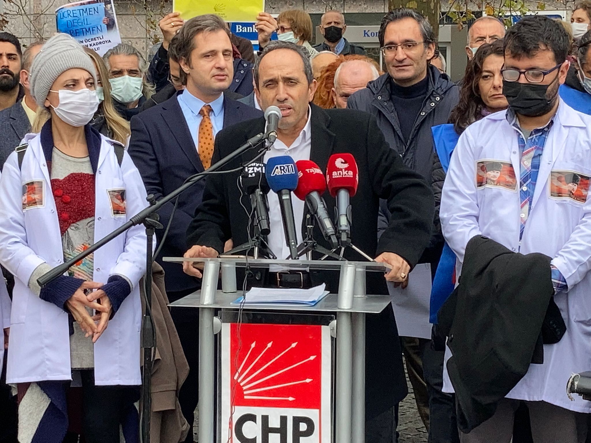 CHP İzmir Örgütü atanamayan öğretmenlere sahip çıktı: “Bu işlerin düzelmesi dua ile olmaz!”