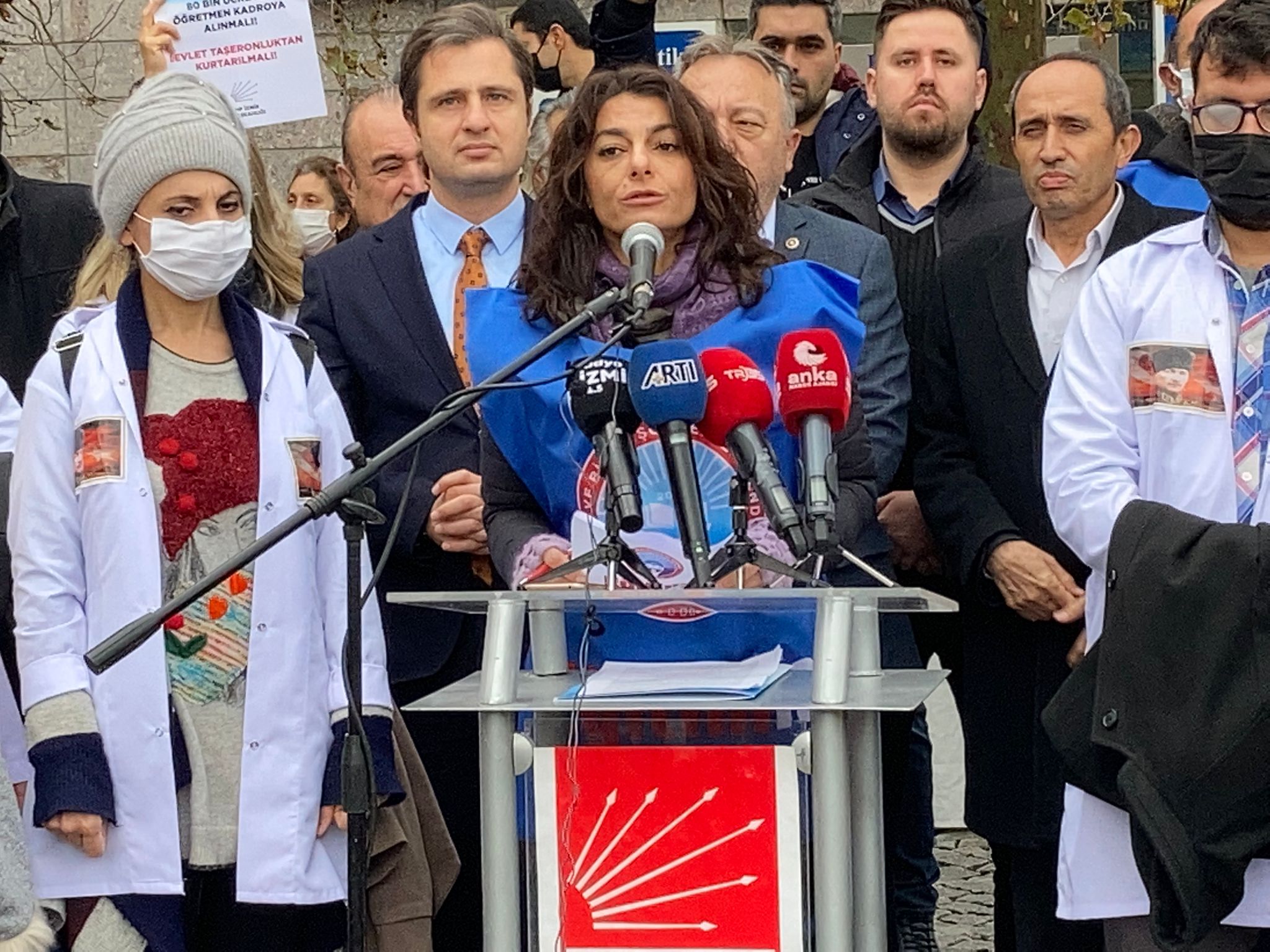 CHP İzmir Örgütü atanamayan öğretmenlere sahip çıktı: “Bu işlerin düzelmesi dua ile olmaz!”