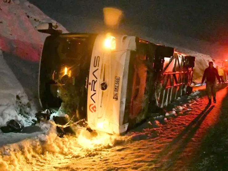 Kars-Erzurum kara yolunda otobüs devrildi: 3 ölü, 10 yaralı
