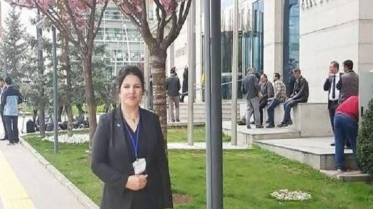 AK Partili Gökçen'in indirim oyununu ayağı ve evdeki halısı bozdu