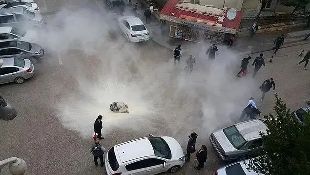 AK Partili Gökçen'in indirim oyununu ayağı ve evdeki halısı bozdu