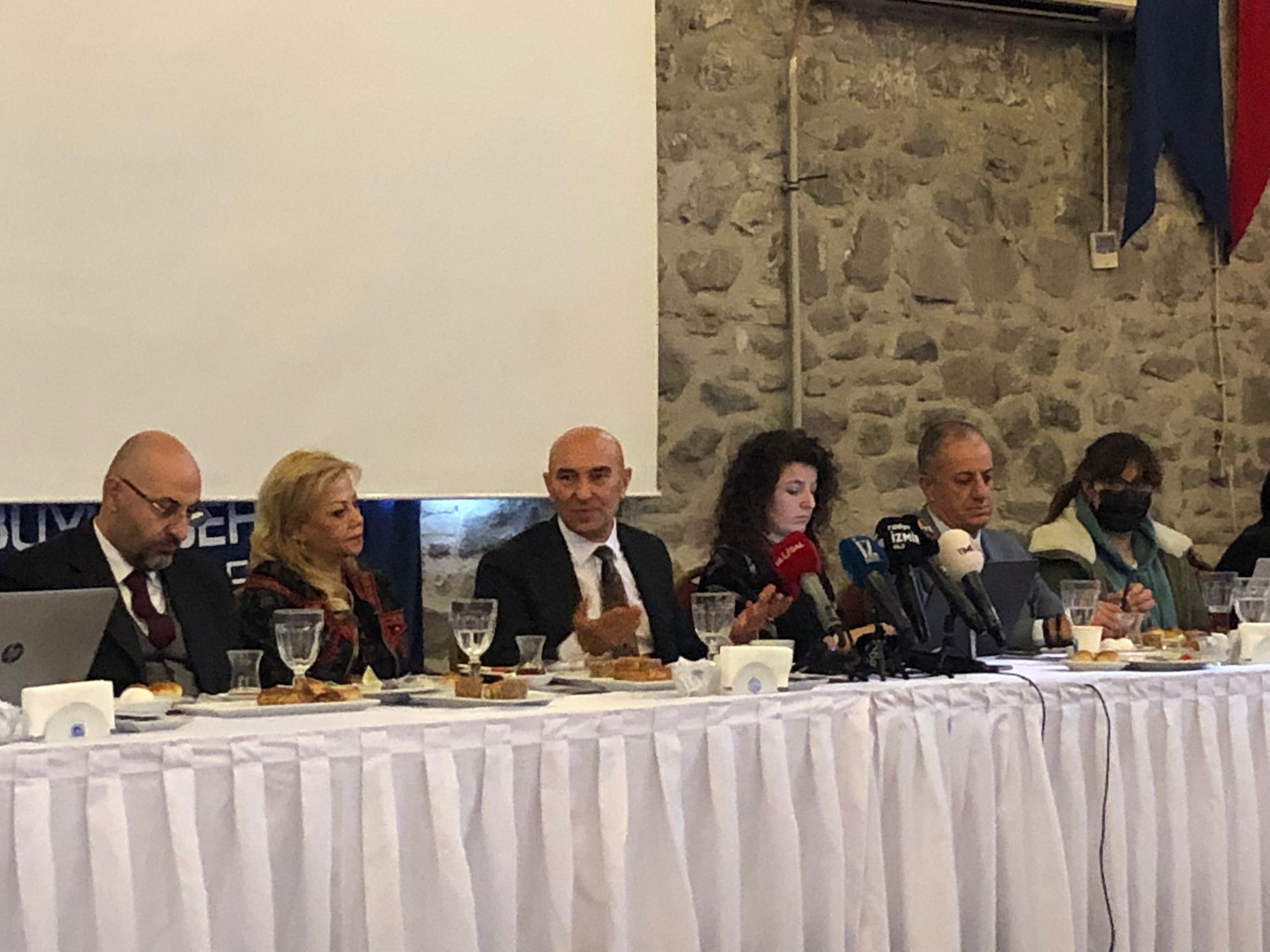 Soyer’den sokak hayvanları konusunda copy-paste çıkışı: “Tedavi ettiğimiz hayvanı aynı noktaya bırakmak sürdürülebilir değil”