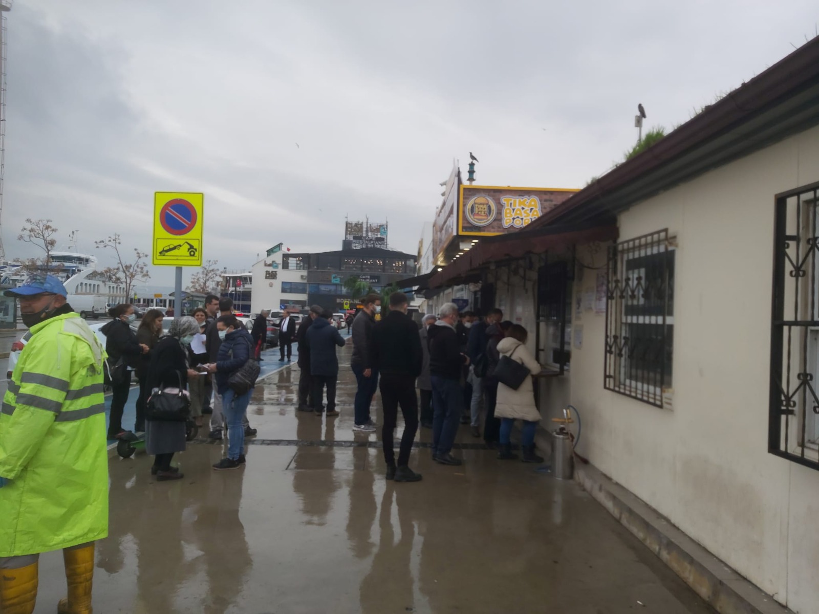 Kart sırasında yağmur çilesi