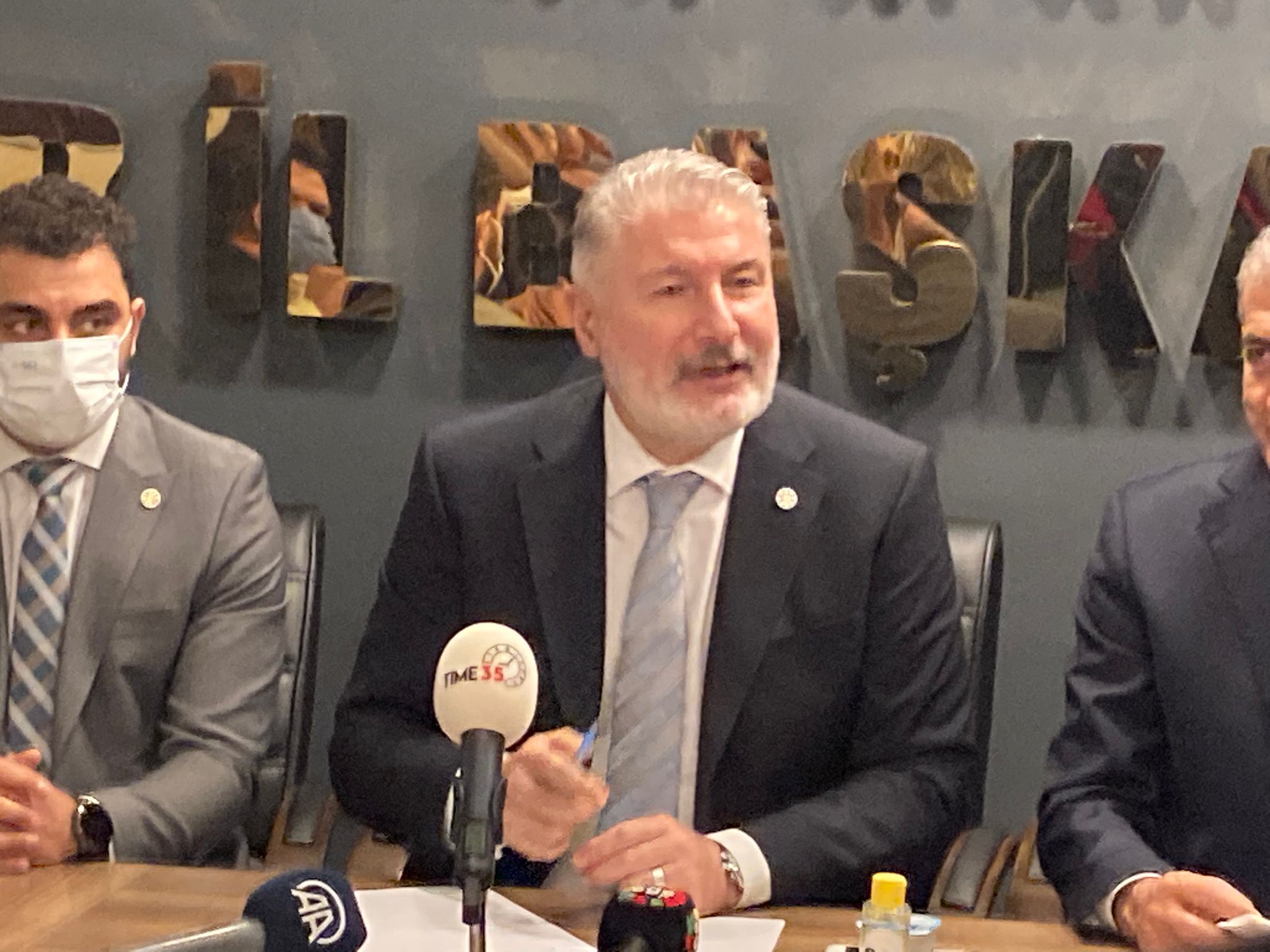 İYİ Partili Erdem’den, Soyer’e destek: “Haksızlığa uğrayan başkanlarımızın arkasındayız”