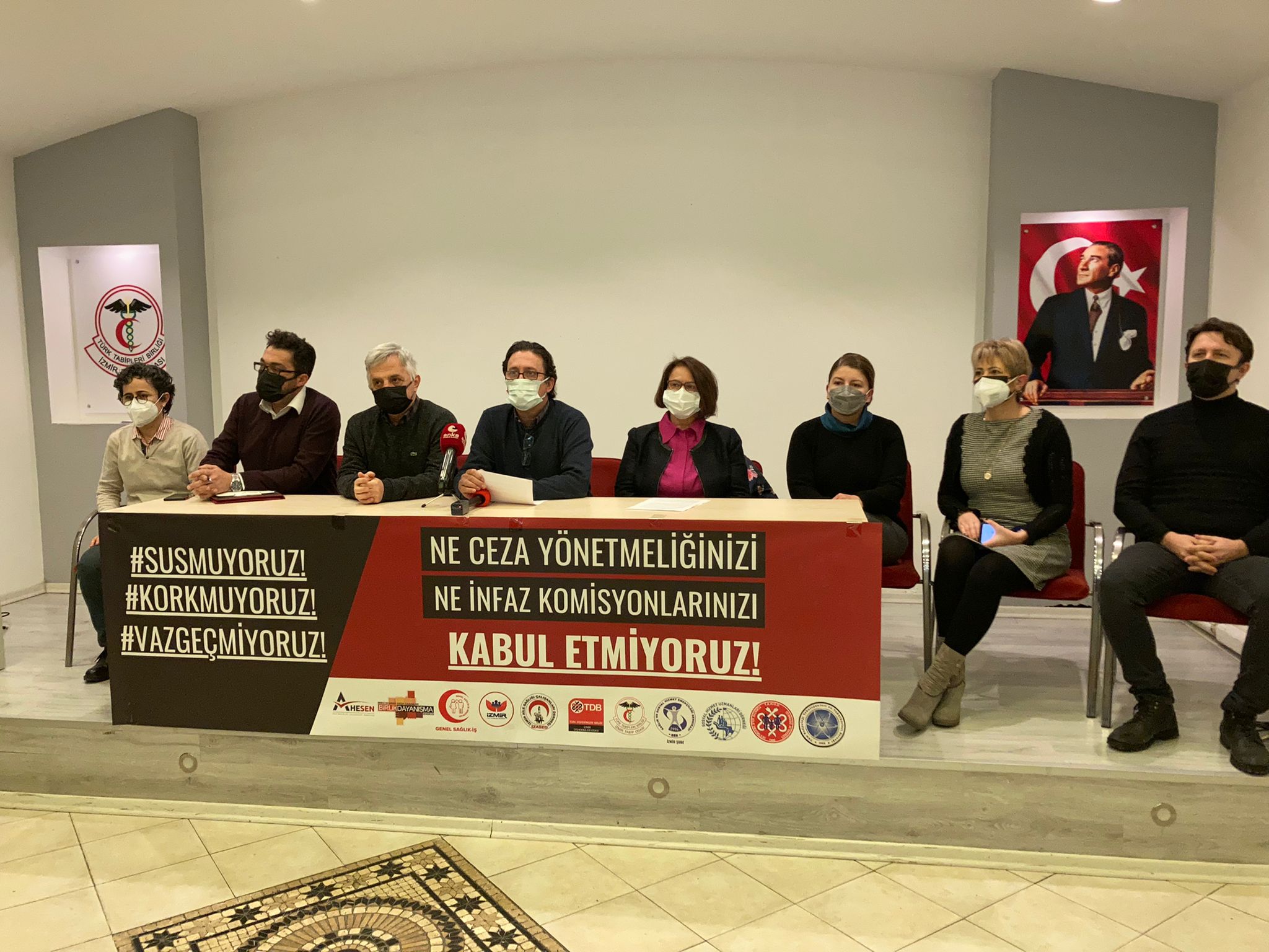 İzmir Sağlık Platformu’ndan ‘ceza sözleşmesi’ çağrısı: “Hiçbir ülkede negatif performans diye bir uygulama yok”