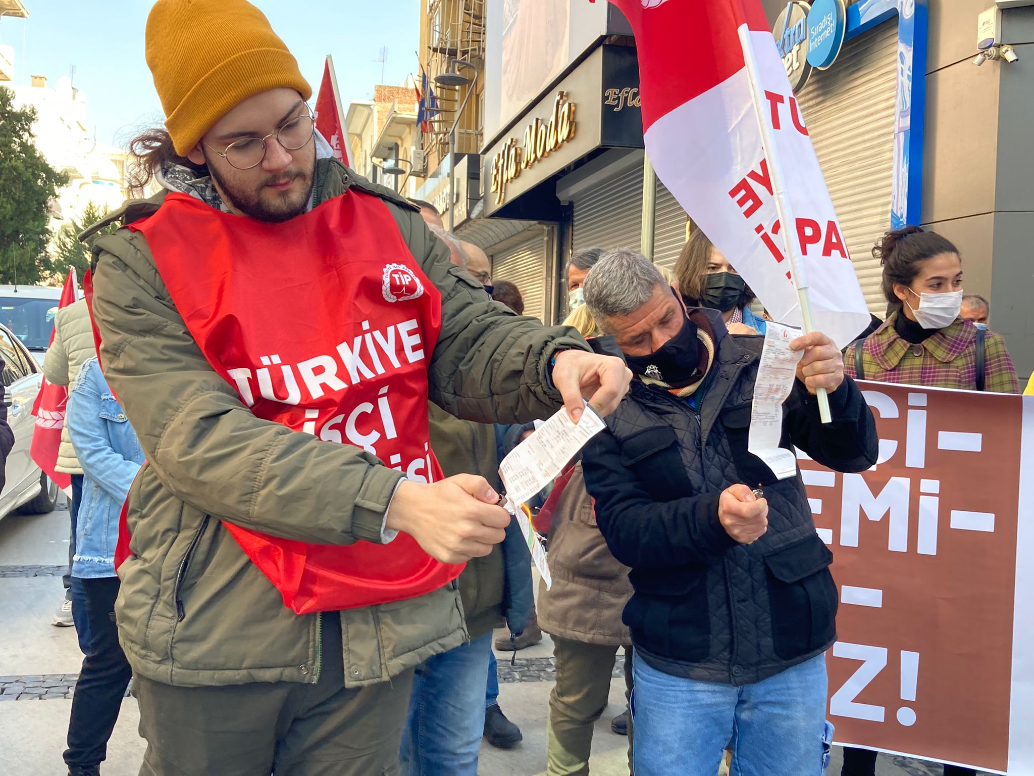 TİP’ten Gediz Elektrik’te fatura yakma eylemi: “Hırsızlar iktidarda, zamlar ve enflasyonlar halkın sırtında!”