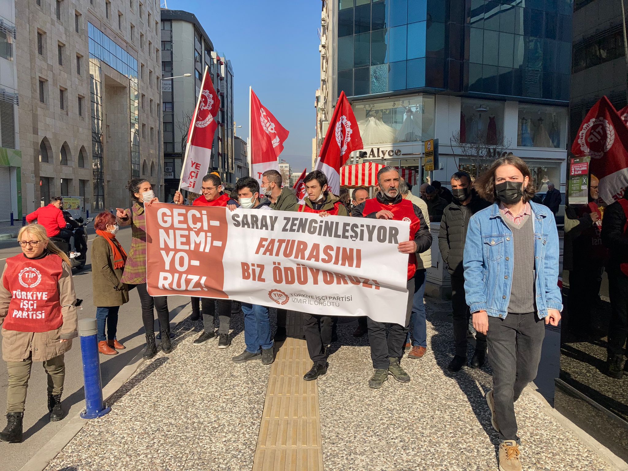 TİP’ten Gediz Elektrik’te fatura yakma eylemi: “Hırsızlar iktidarda, zamlar ve enflasyonlar halkın sırtında!”