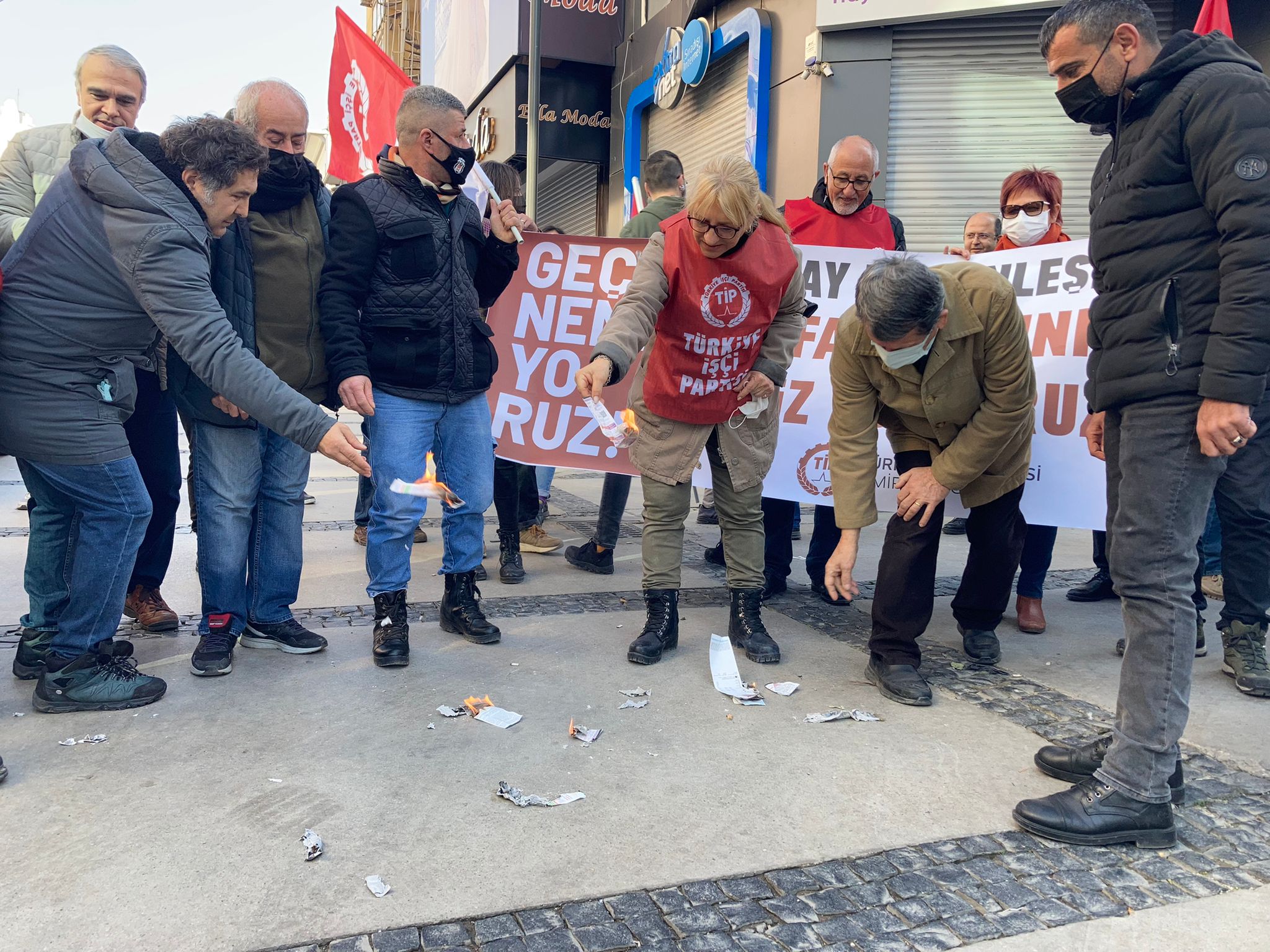 TİP’ten Gediz Elektrik’te fatura yakma eylemi: “Hırsızlar iktidarda, zamlar ve enflasyonlar halkın sırtında!”