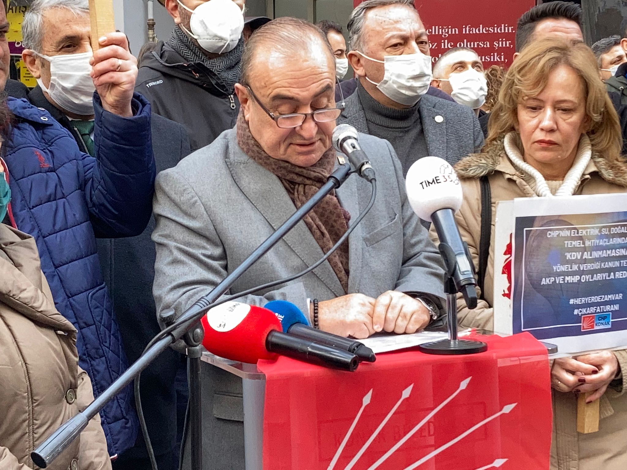 CHP İzmir’den 30 ilçede zam tepkisi:  Vatandaşlar faturalarını yaktı