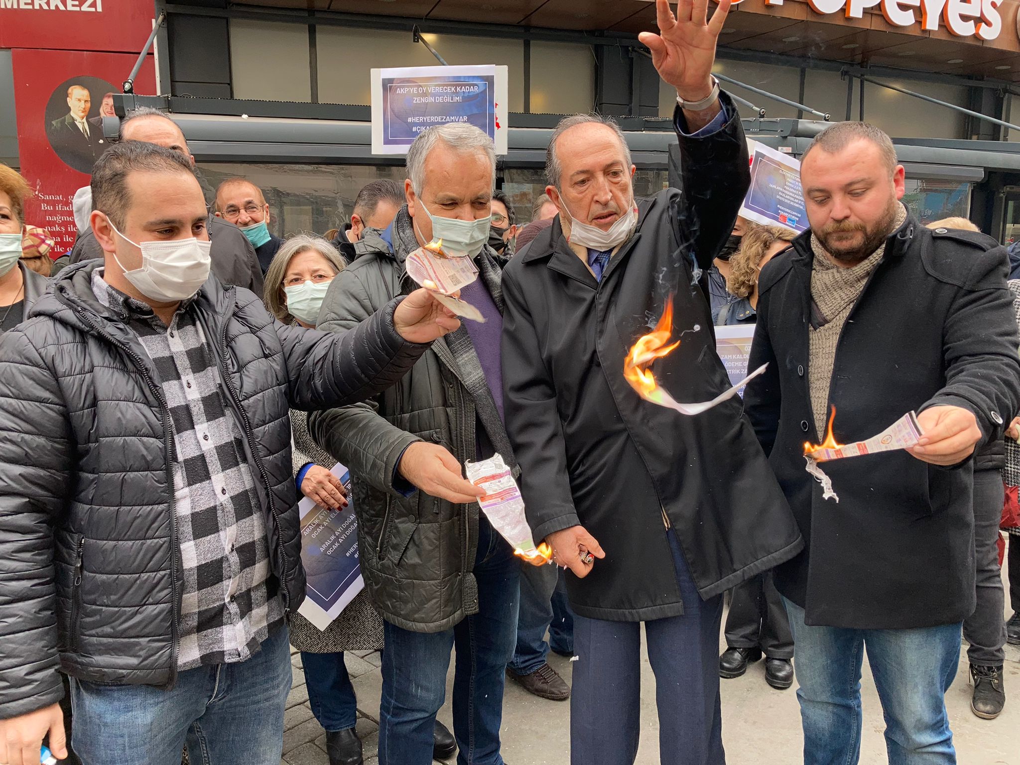 CHP İzmir’den 30 ilçede zam tepkisi:  Vatandaşlar faturalarını yaktı