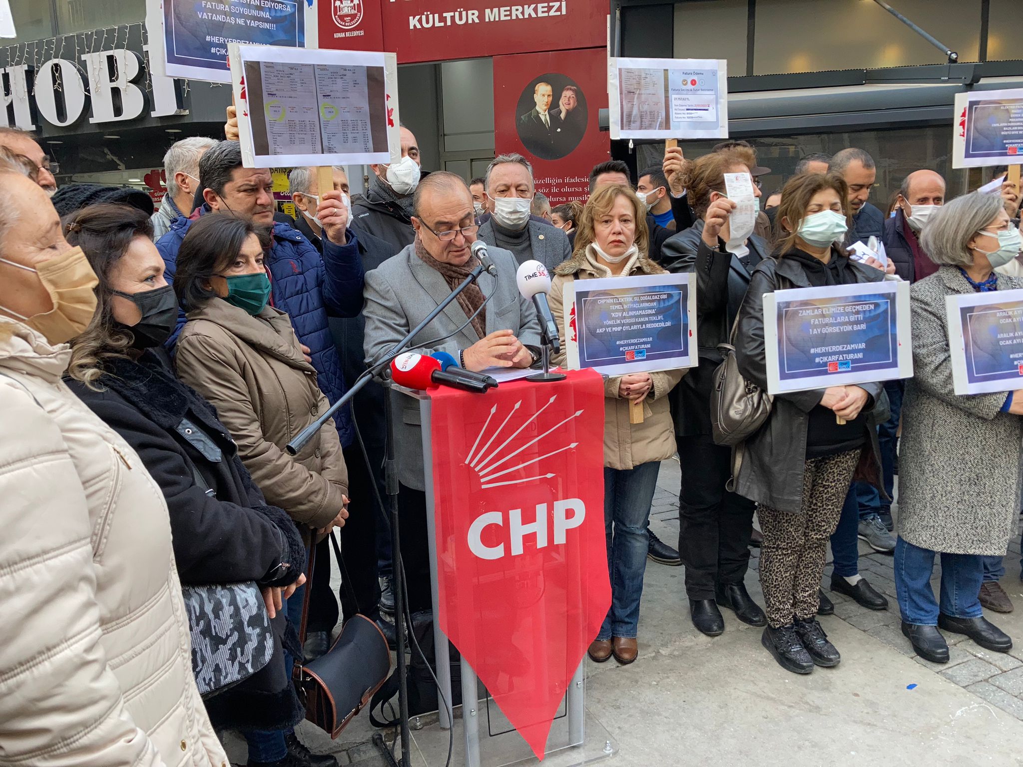 CHP İzmir’den 30 ilçede zam tepkisi:  Vatandaşlar faturalarını yaktı