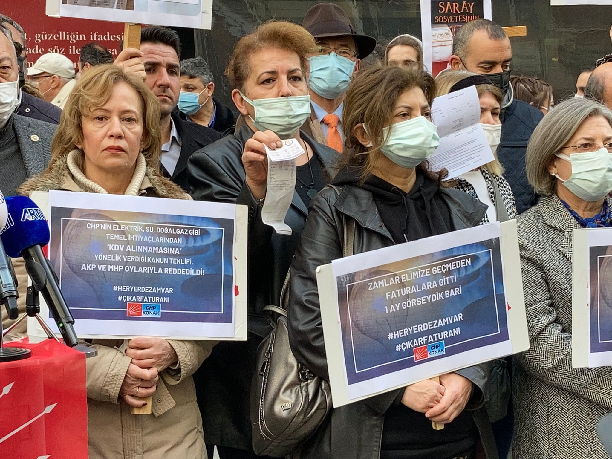 CHP İzmir’den 30 ilçede zam tepkisi:  Vatandaşlar faturalarını yaktı