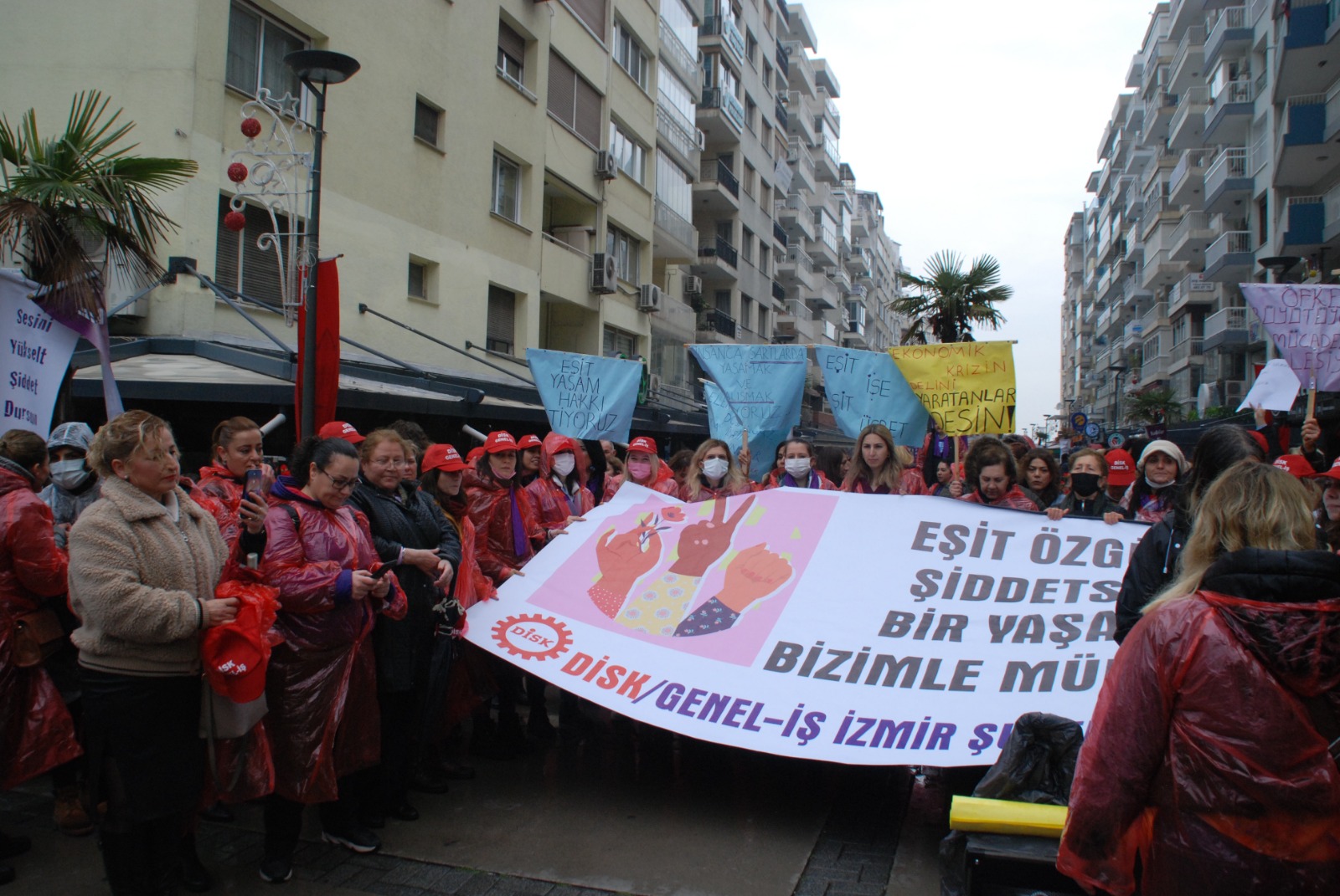 DİSK’li kadın işçilerden 8 Mart açıklaması: “Krizin faturasını kadınlar ödemeyecek”