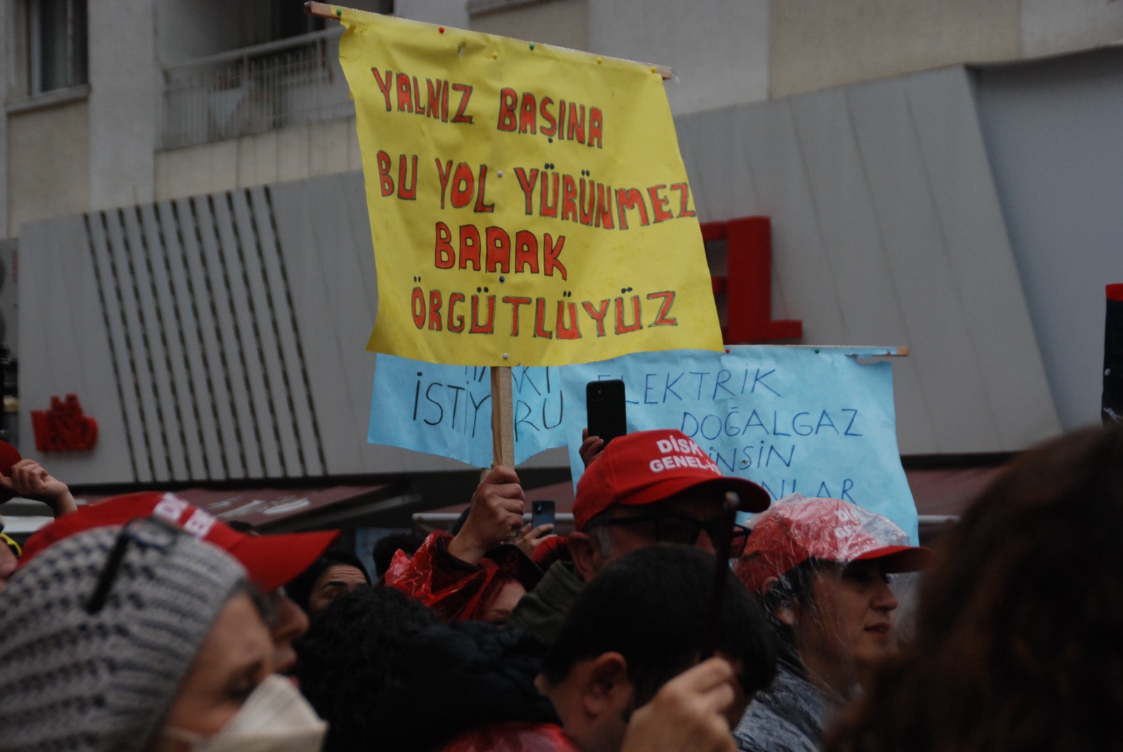 DİSK’li kadın işçilerden 8 Mart açıklaması: “Krizin faturasını kadınlar ödemeyecek”