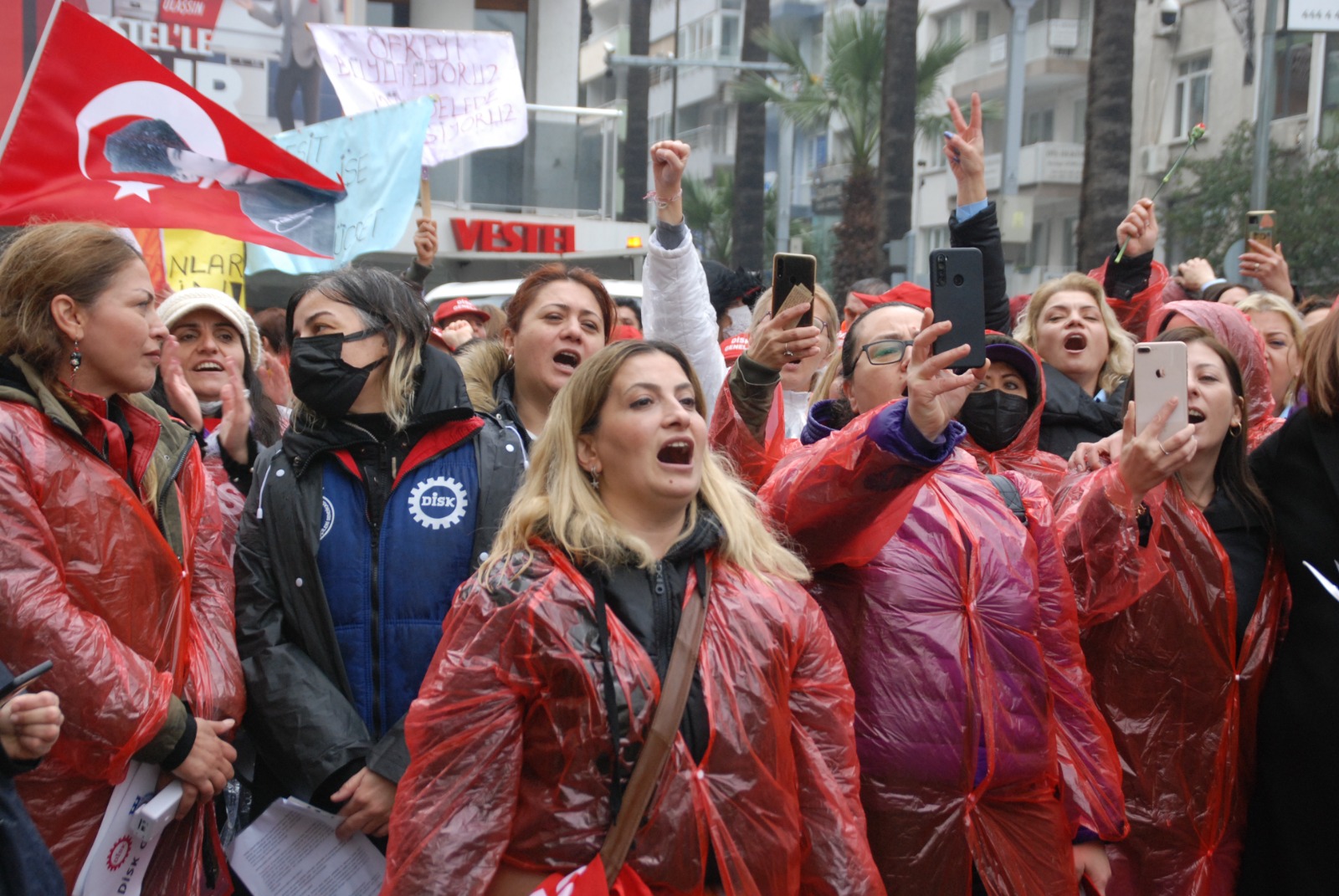 DİSK’li kadın işçilerden 8 Mart açıklaması: “Krizin faturasını kadınlar ödemeyecek”