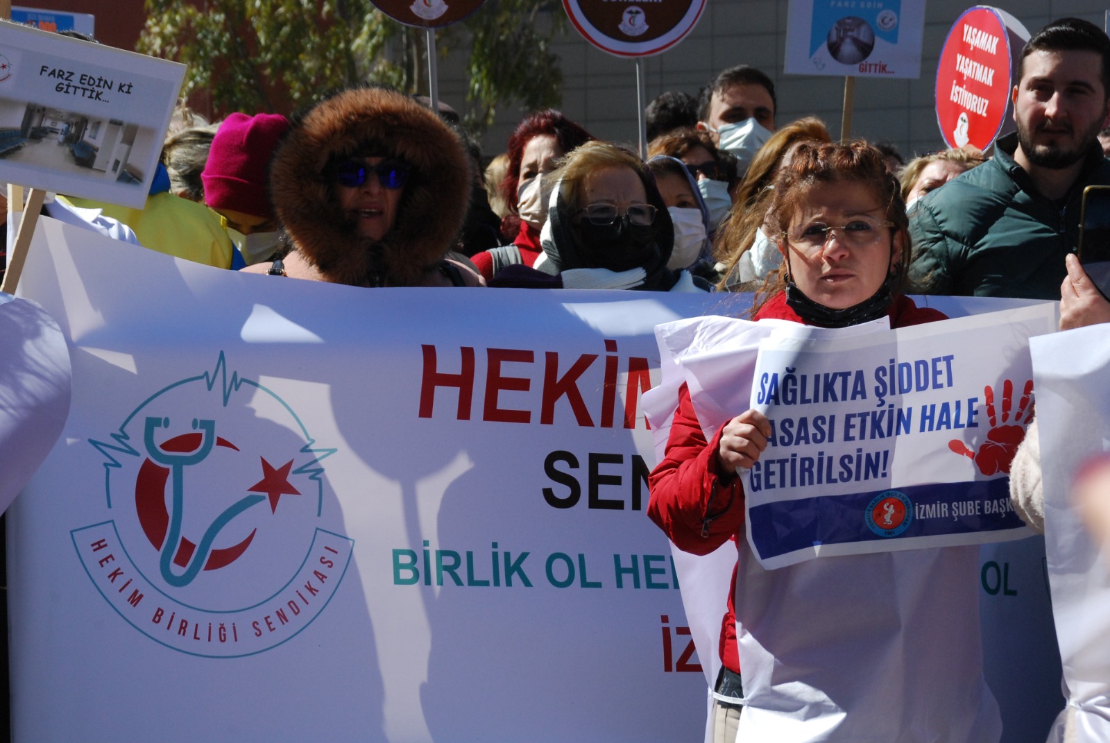 İş bırakan sağlık çalışanları İzmir’den seslendi: “Hakkımız olanı alacağız”