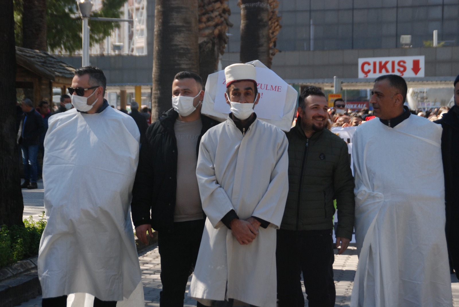 ‘Ezdirmeyeceğiz’ mitingine katılacak işçilerden kefenli yürüyüş