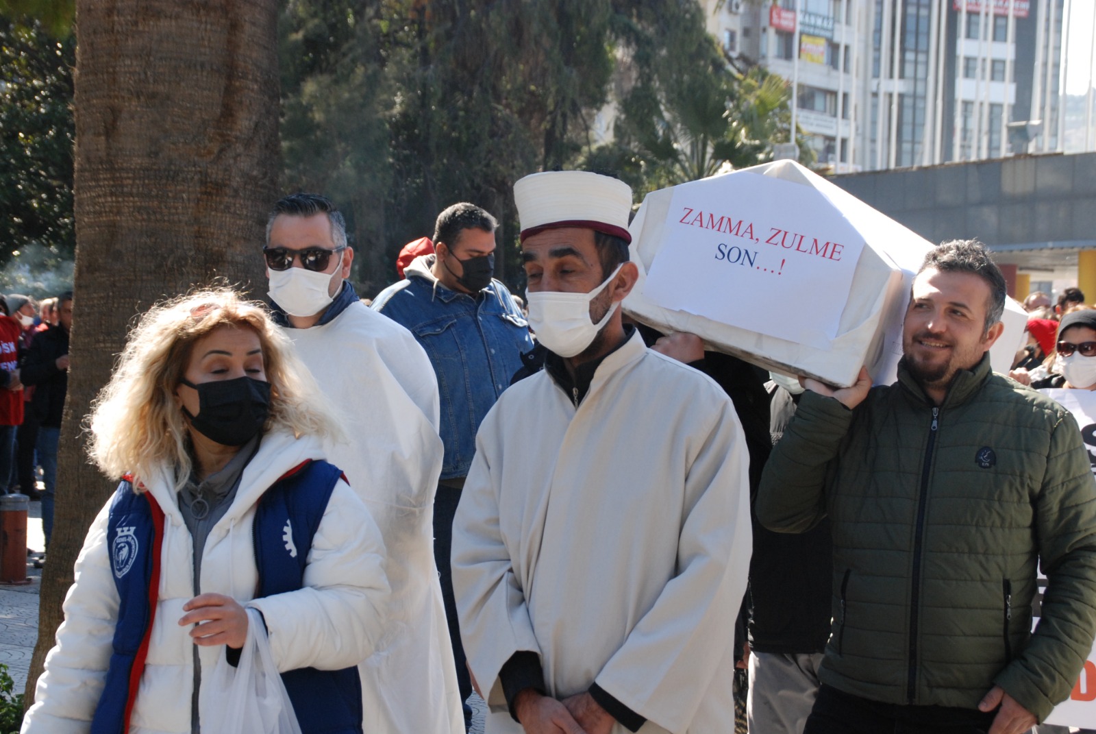 ‘Ezdirmeyeceğiz’ mitingine katılacak işçilerden kefenli yürüyüş