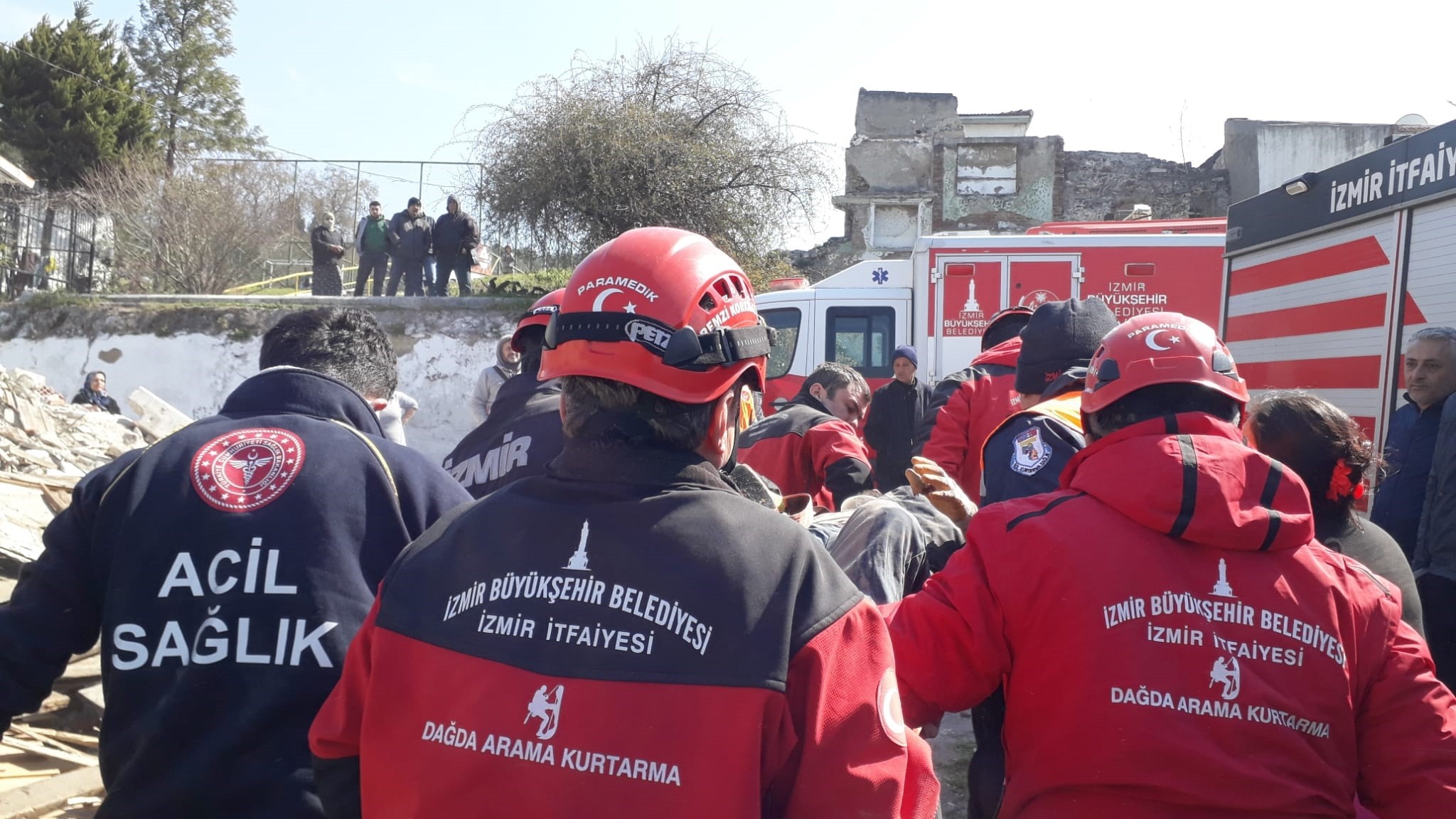 Hurdacının girdiği bina çöktü, enkazdan böyle çıkartıldı