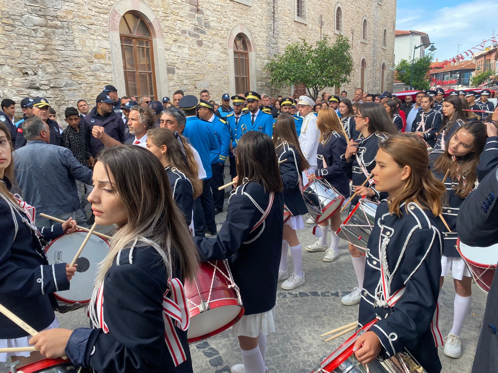 Çeşme’de gençlerin bayramına belediye zorbalığı gölge düşürdü!