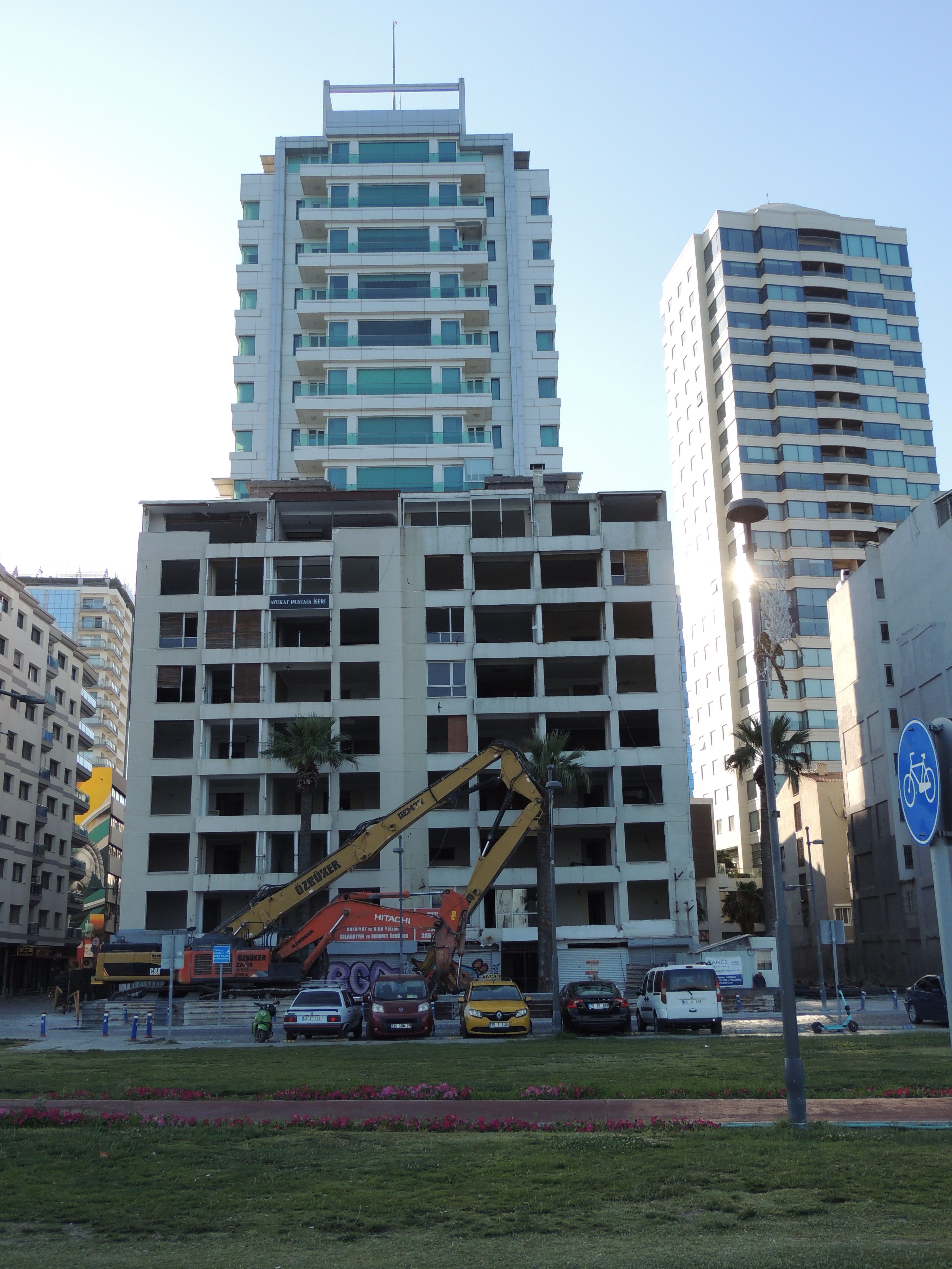 Basın Apartmanı’nın Yıkımı Başladı  