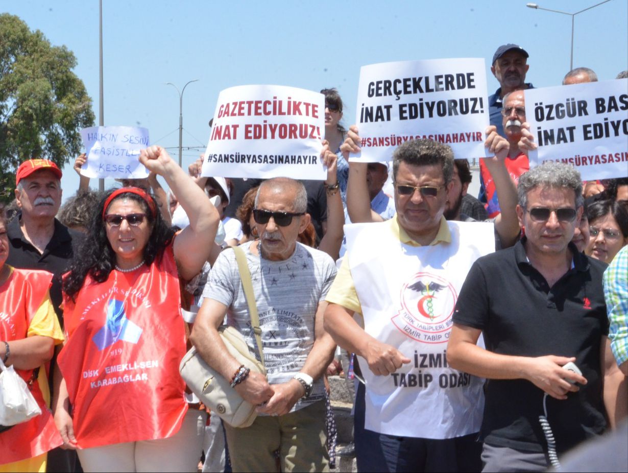 İzmir basını iktidara seslendi: "Bu teklif Anayasa'nın basın ve ifade özgürlüğüne alenen aykırı!"