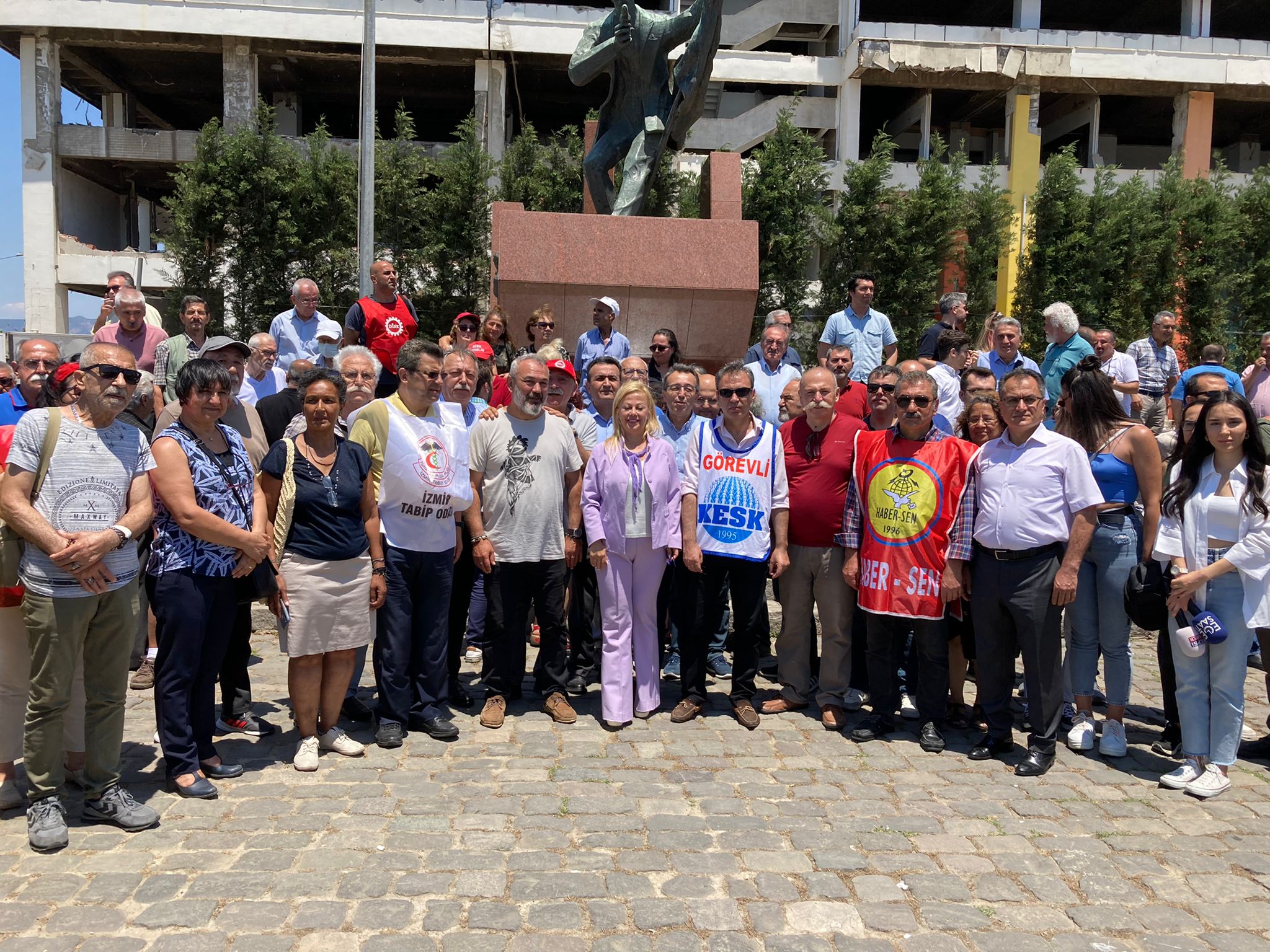 İzmir basını iktidara seslendi: "Bu teklif Anayasa'nın basın ve ifade özgürlüğüne alenen aykırı!"