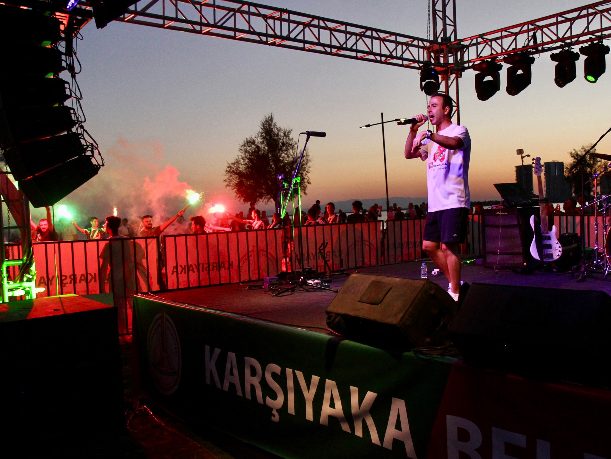 Karşıyaka'da Coşku Dolu 96. Yıl Kutlamaları 'Yeni Türkü Konseri Damga Vurdu'