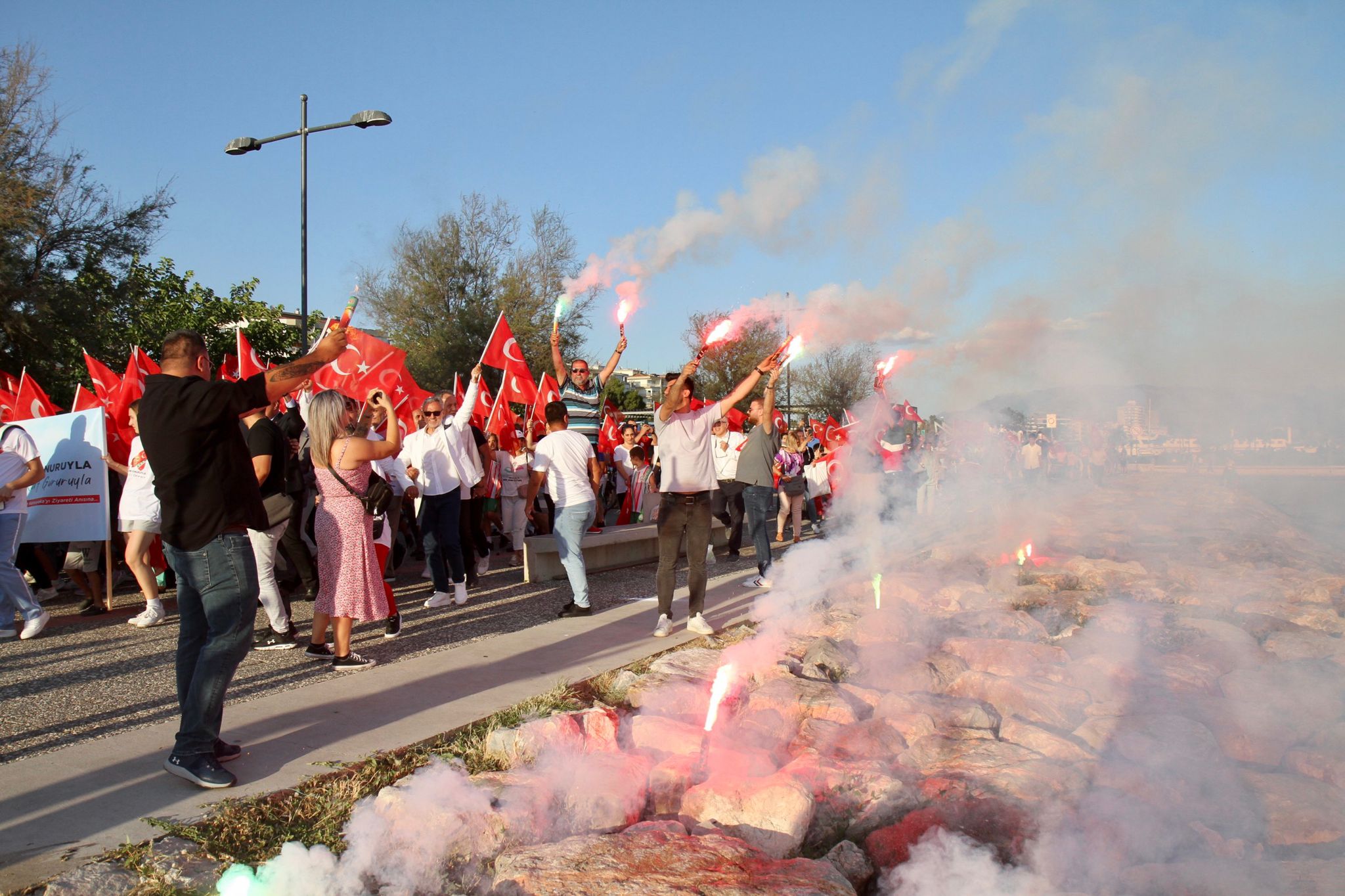 Karşıyaka'da Coşku Dolu 96. Yıl Kutlamaları 'Yeni Türkü Konseri Damga Vurdu'