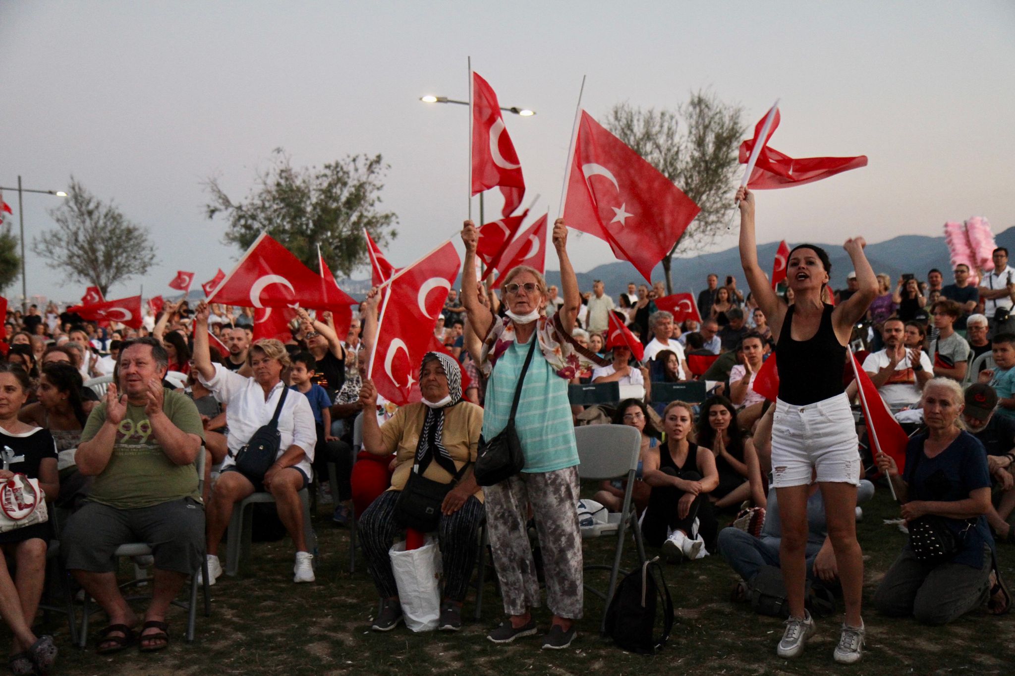 Karşıyaka'da Coşku Dolu 96. Yıl Kutlamaları 'Yeni Türkü Konseri Damga Vurdu'