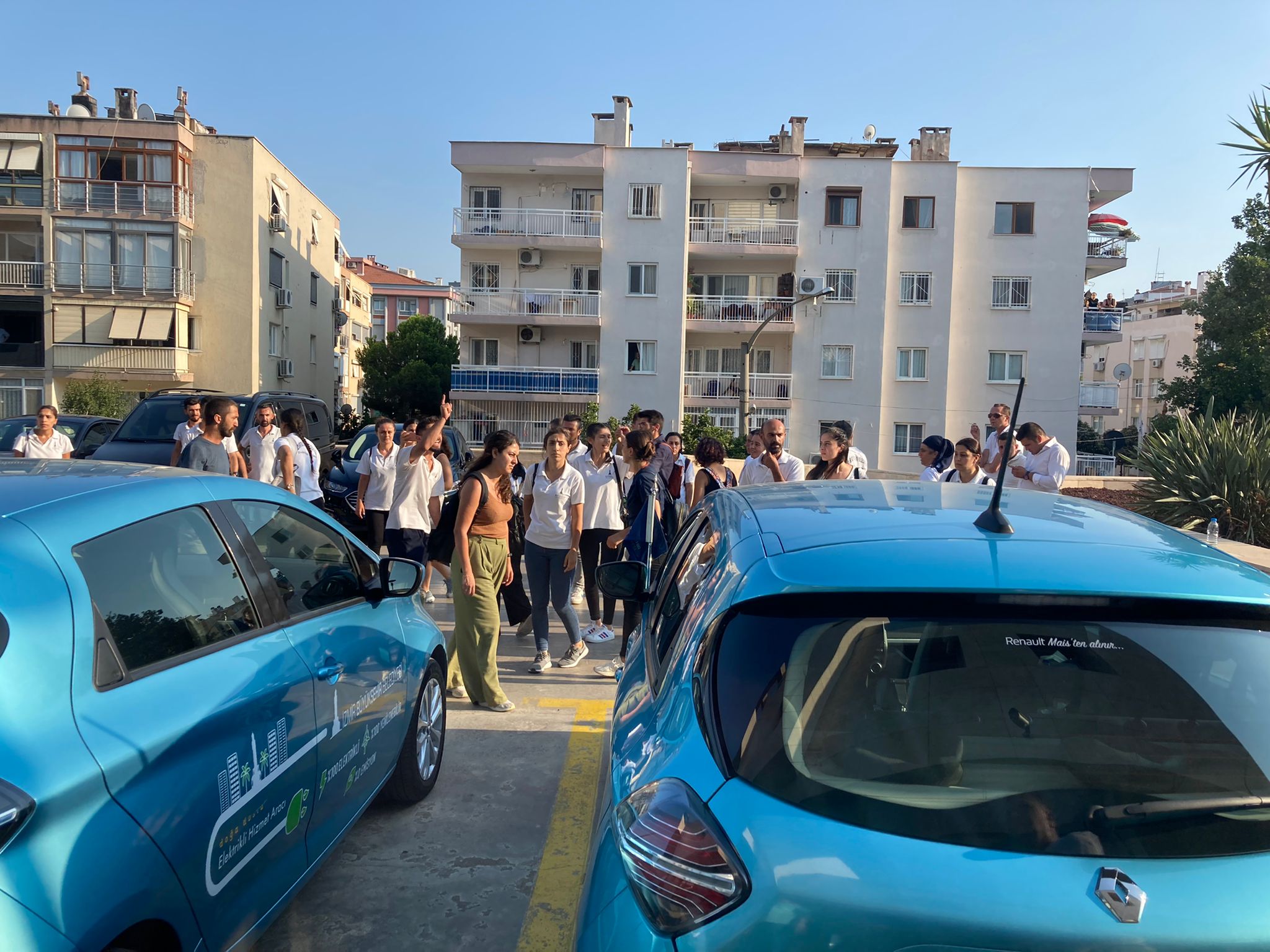 İşten çıkartılan evde bakım hizmeti işçileri meclisin kapısına dayandı